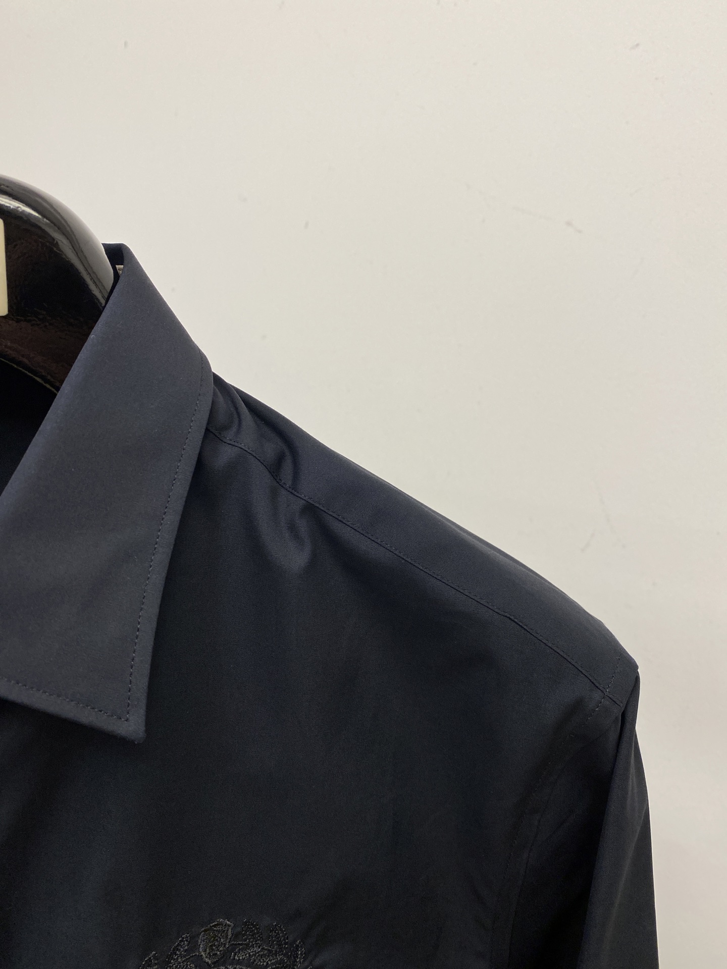 ￼ 巴宝莉、2025新品衬衫，时尚帅气，简约百搭款，定制原版面料，不仅挺括，保持潮流的廓形，又穿着舒适，