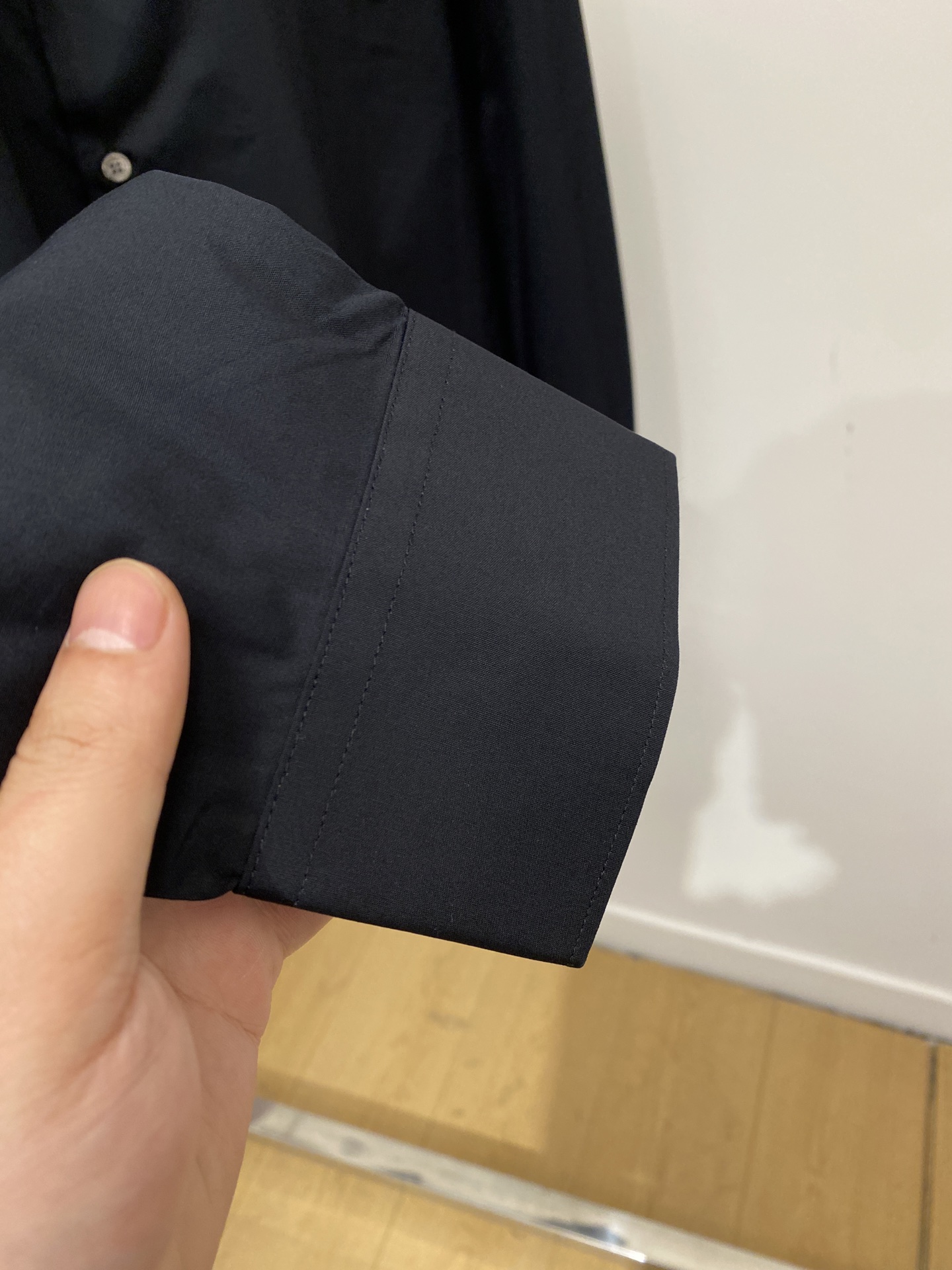 ￼ 巴宝莉、2025新品衬衫，时尚帅气，简约百搭款，定制原版面料，不仅挺括，保持潮流的廓形，又穿着舒适，