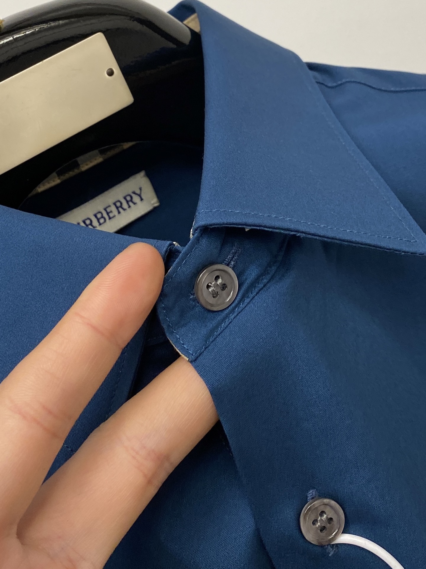 ￼ 巴宝莉、2025新品衬衫，时尚帅气，简约百搭款，定制原版面料，不仅挺括，保持潮流的廓形，又穿着舒适，