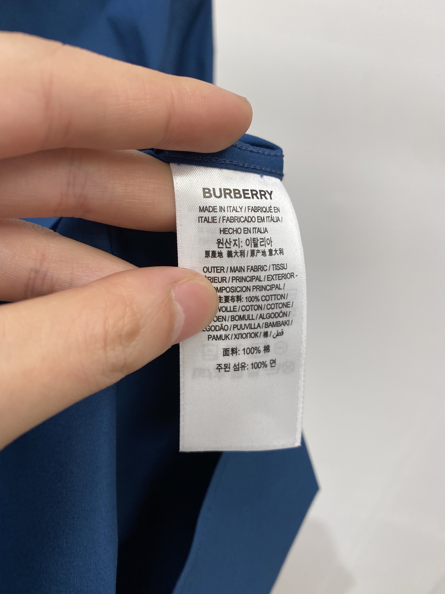 ￼ 巴宝莉、2025新品衬衫，时尚帅气，简约百搭款，定制原版面料，不仅挺括，保持潮流的廓形，又穿着舒适，