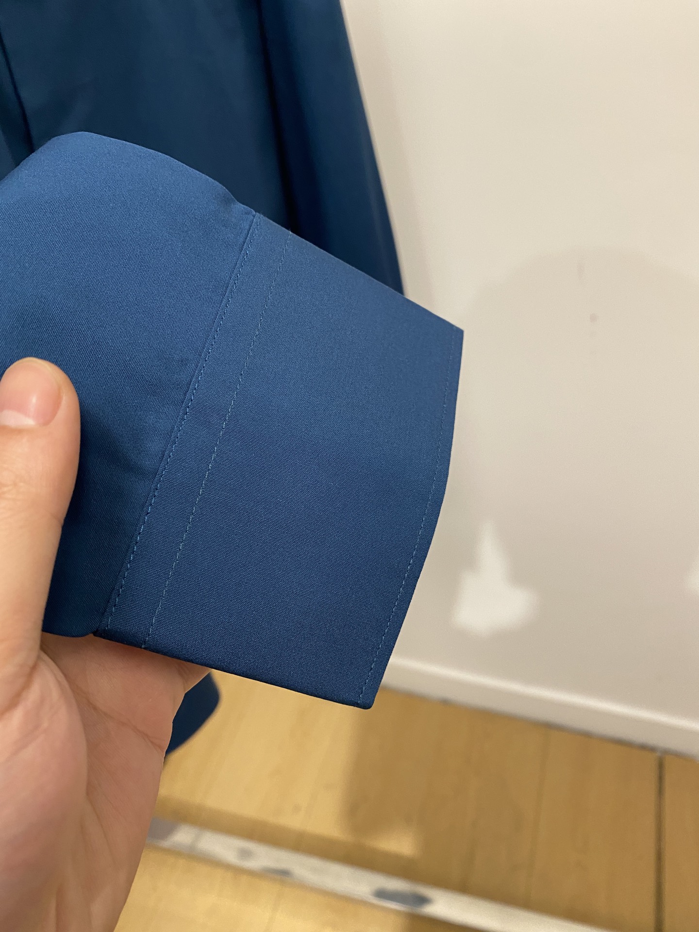 ￼ 巴宝莉、2025新品衬衫，时尚帅气，简约百搭款，定制原版面料，不仅挺括，保持潮流的廓形，又穿着舒适，