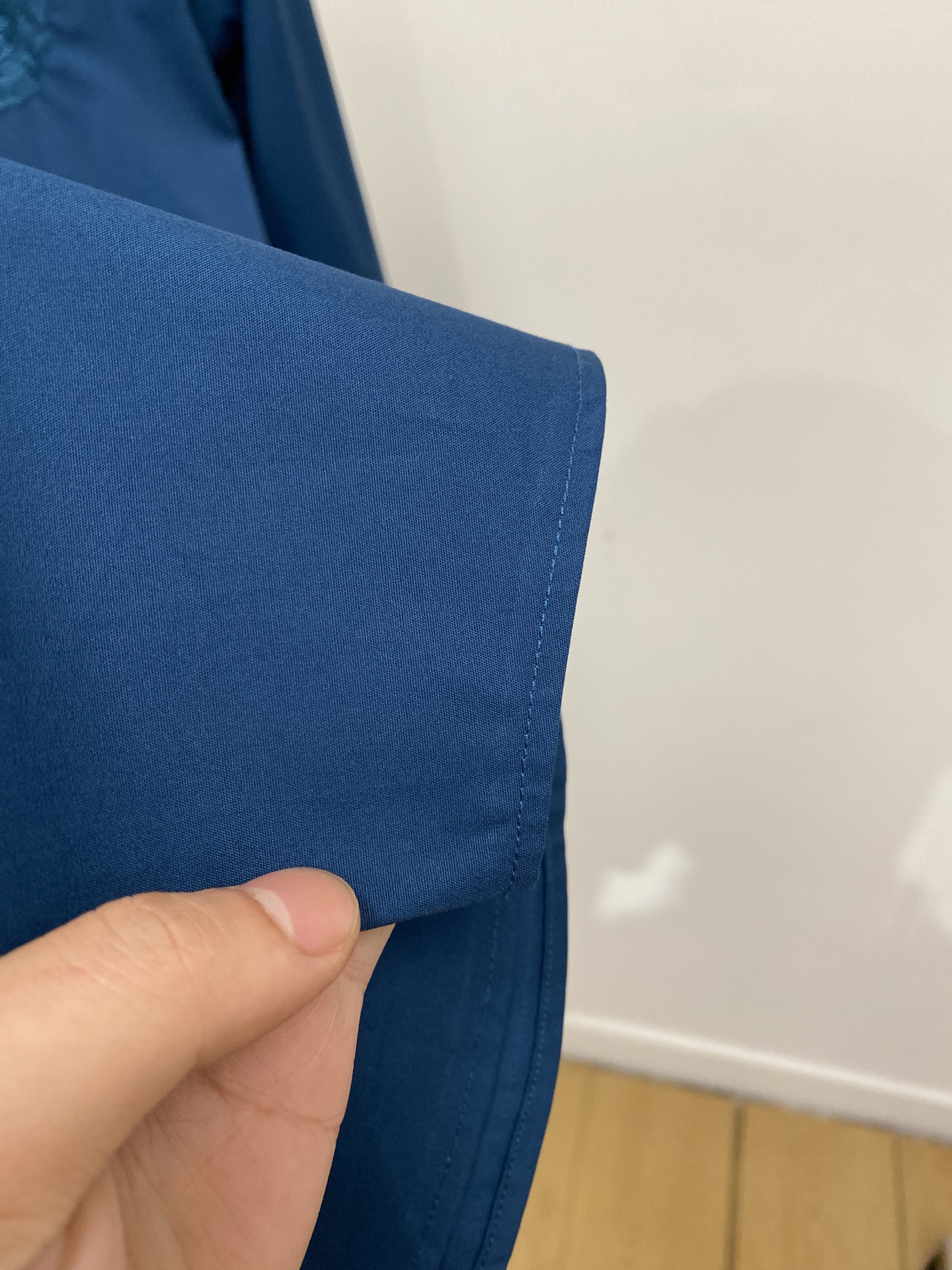 ￼ 巴宝莉、2025新品衬衫，时尚帅气，简约百搭款，定制原版面料，不仅挺括，保持潮流的廓形，又穿着舒适，