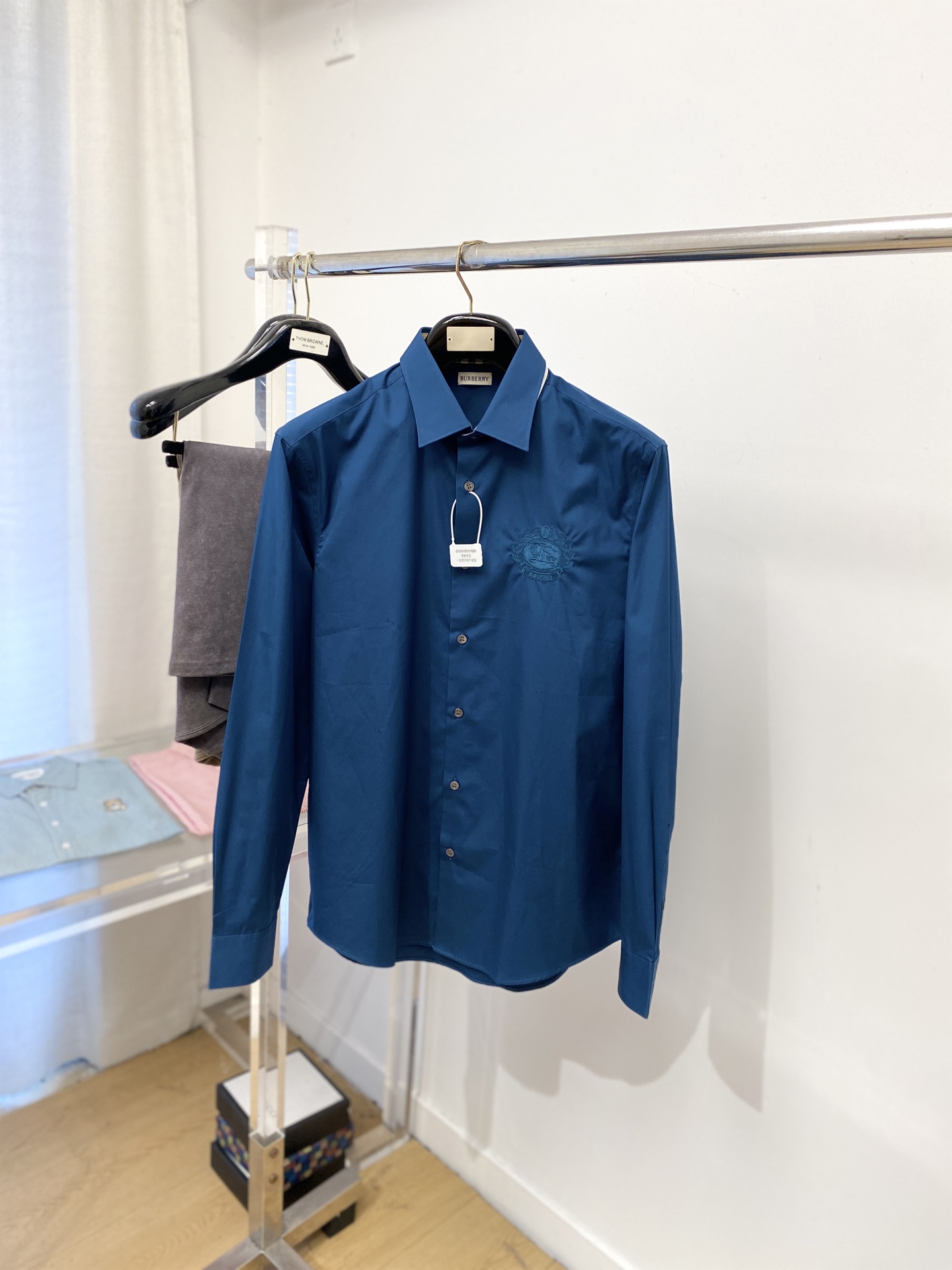 ￼ 巴宝莉、2025新品衬衫，时尚帅气，简约百搭款，定制原版面料，不仅挺括，保持潮流的廓形，又穿着舒适，