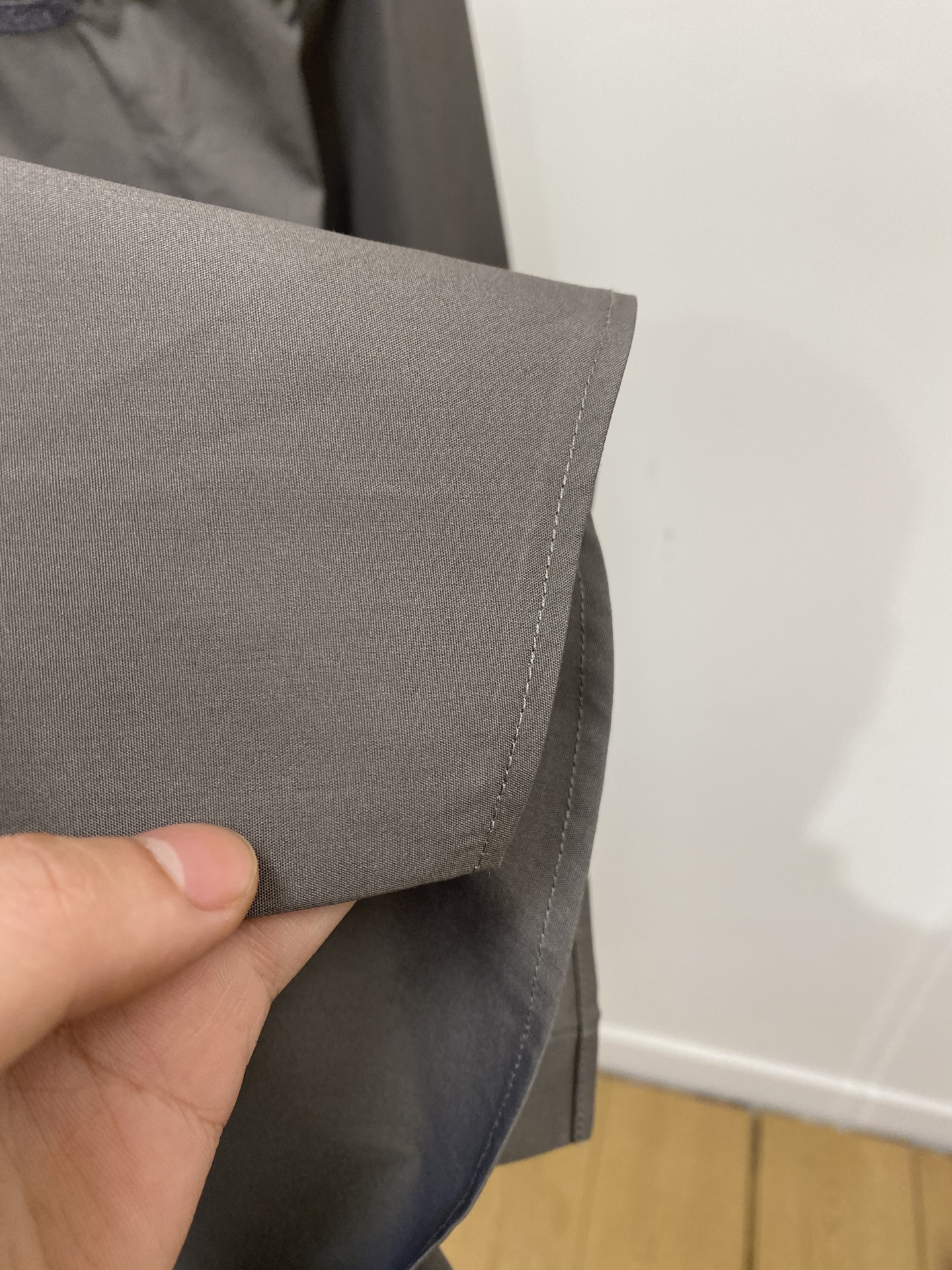 ￼ 巴宝莉、2025新品衬衫，时尚帅气，简约百搭款，定制原版面料，不仅挺括，保持潮流的廓形，又穿着舒适，