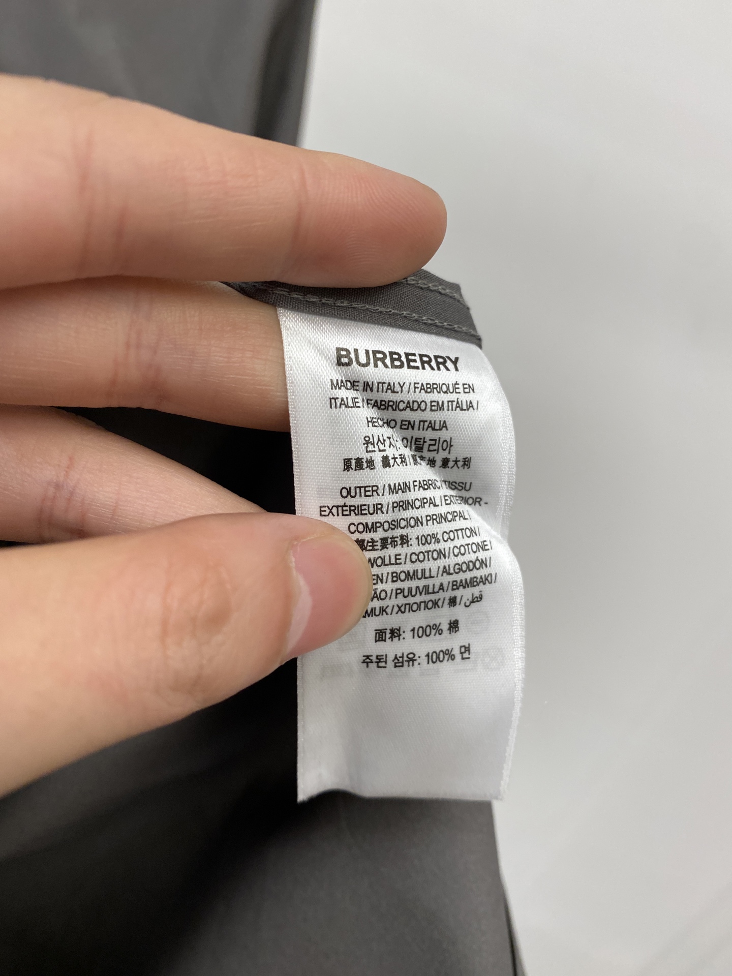 ￼ 巴宝莉、2025新品衬衫，时尚帅气，简约百搭款，定制原版面料，不仅挺括，保持潮流的廓形，又穿着舒适，