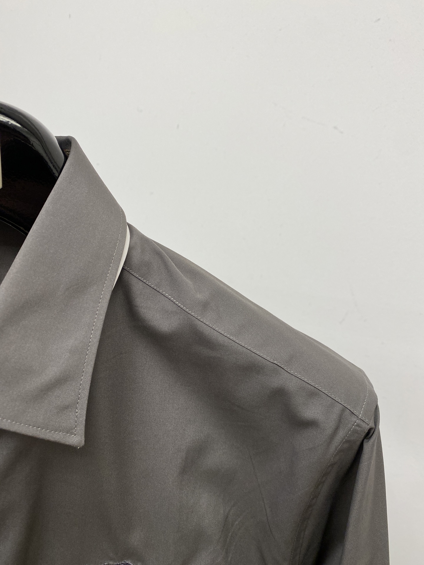 ￼ 巴宝莉、2025新品衬衫，时尚帅气，简约百搭款，定制原版面料，不仅挺括，保持潮流的廓形，又穿着舒适，