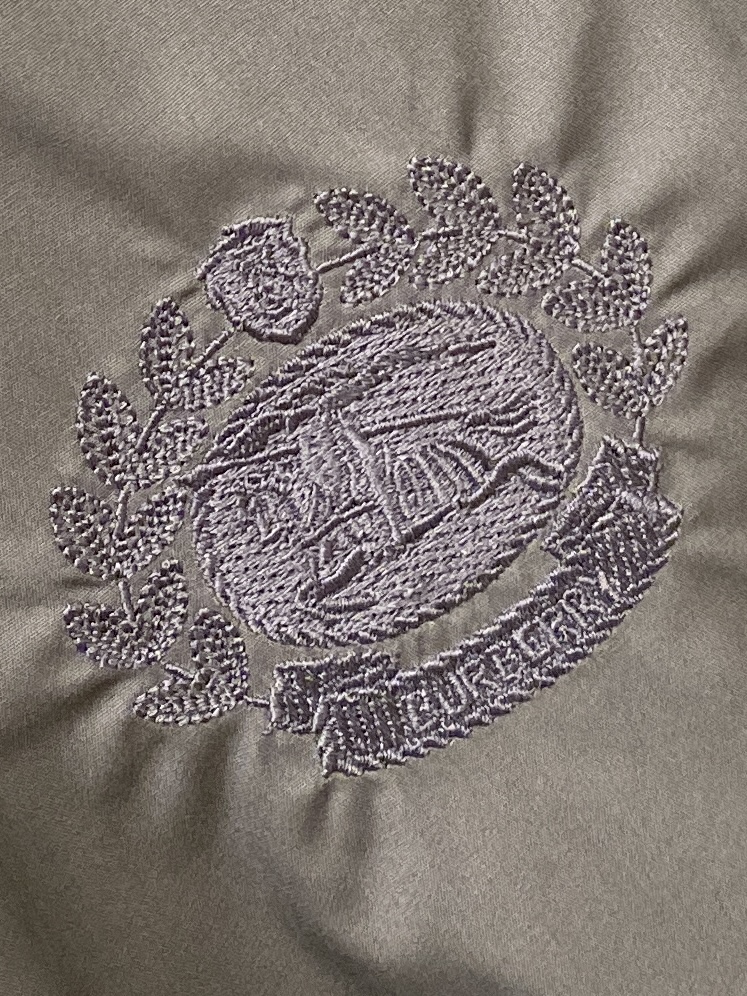 ￼ 巴宝莉、2025新品衬衫，时尚帅气，简约百搭款，定制原版面料，不仅挺括，保持潮流的廓形，又穿着舒适，