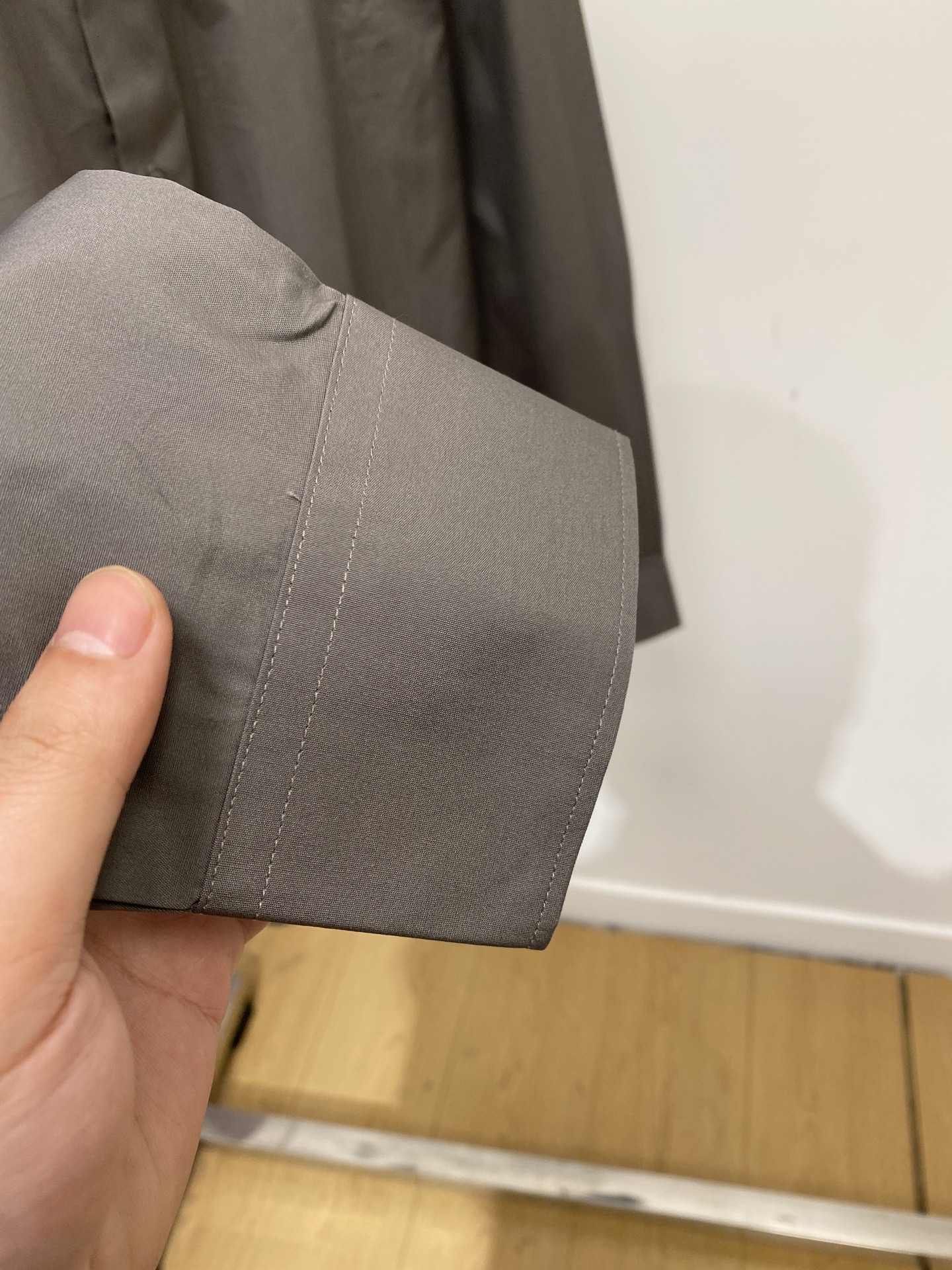 ￼ 巴宝莉、2025新品衬衫，时尚帅气，简约百搭款，定制原版面料，不仅挺括，保持潮流的廓形，又穿着舒适，