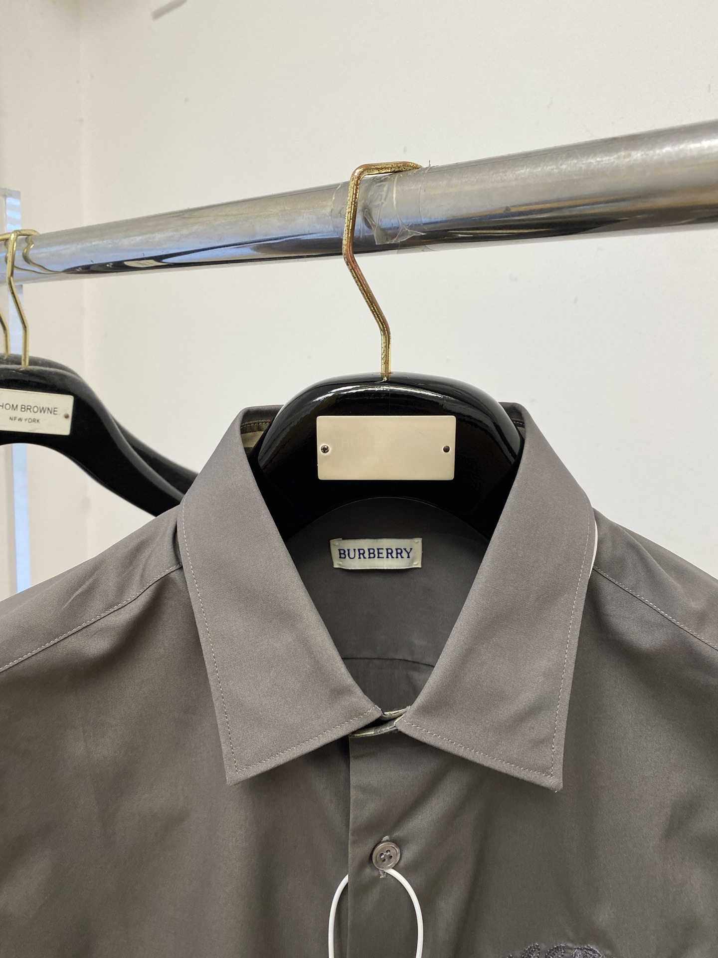 ￼ 巴宝莉、2025新品衬衫，时尚帅气，简约百搭款，定制原版面料，不仅挺括，保持潮流的廓形，又穿着舒适，