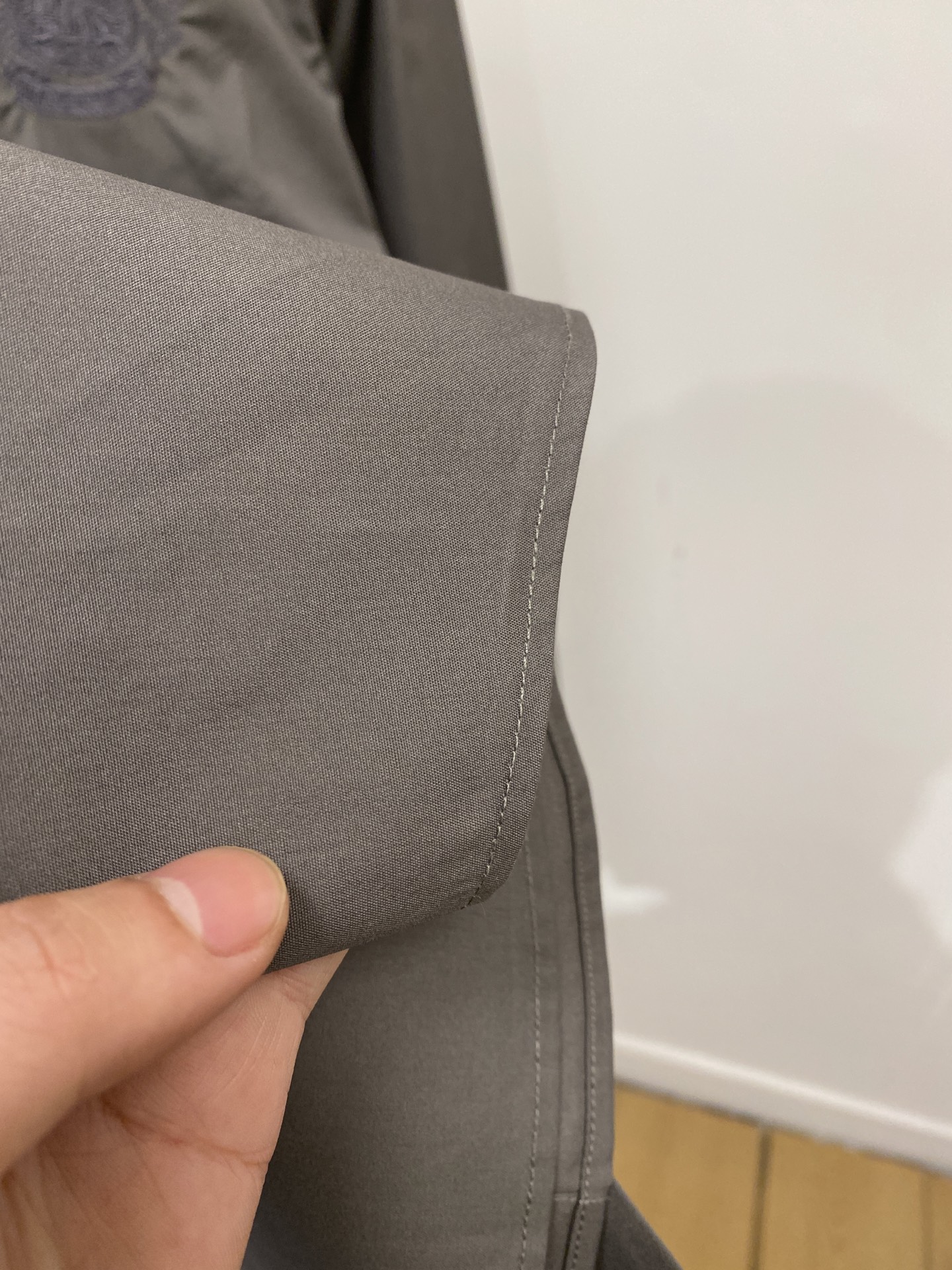 ￼ 巴宝莉、2025新品衬衫，时尚帅气，简约百搭款，定制原版面料，不仅挺括，保持潮流的廓形，又穿着舒适，