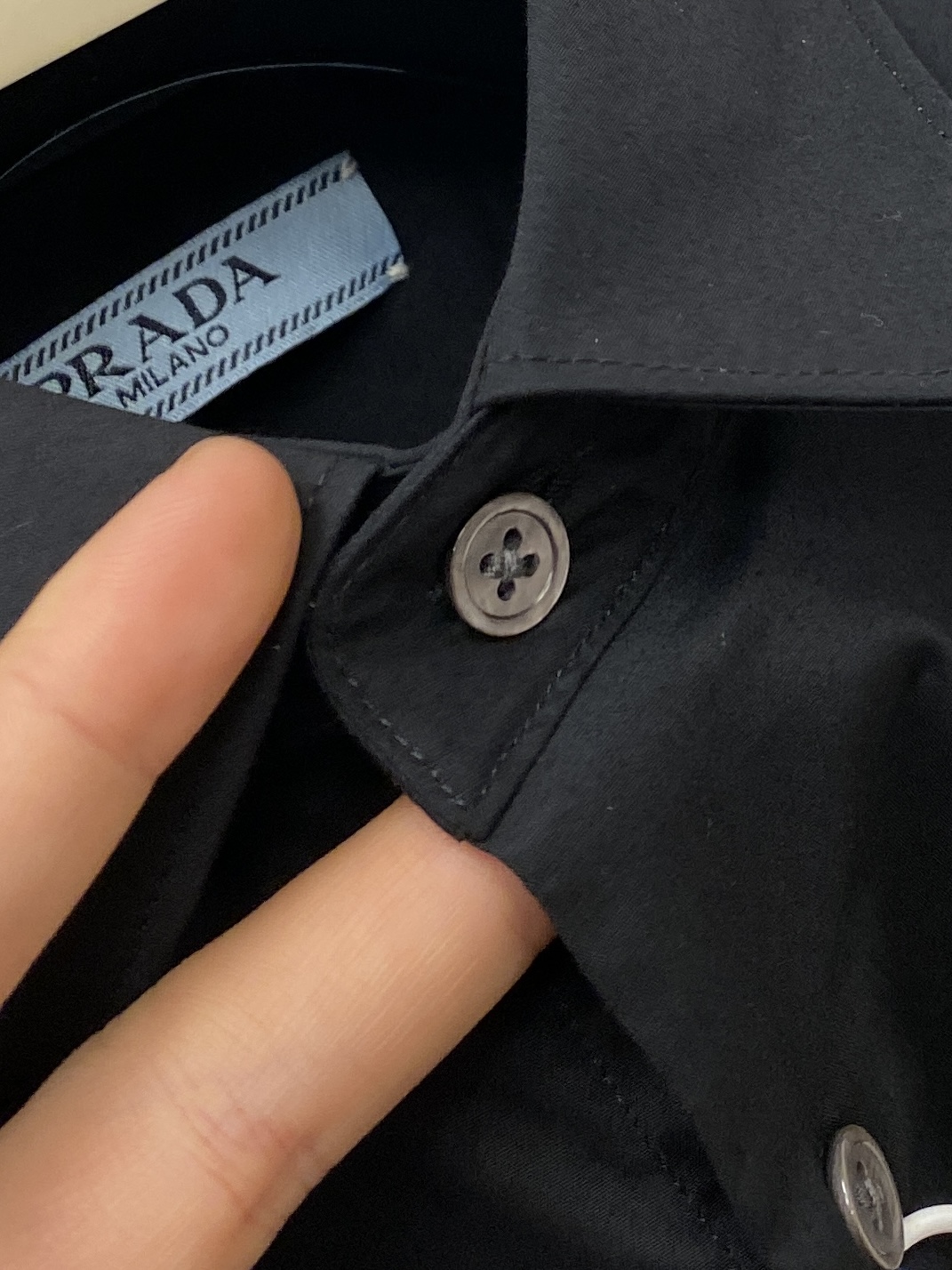 普拉达、2025新品衬衫，时尚帅气，简约百搭款，定制原版面料，不仅挺括，保持潮流的廓形，又穿着舒适，纱织