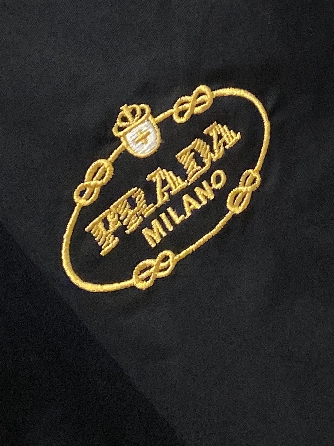 普拉达、2025新品衬衫，时尚帅气，简约百搭款，定制原版面料，不仅挺括，保持潮流的廓形，又穿着舒适，纱织