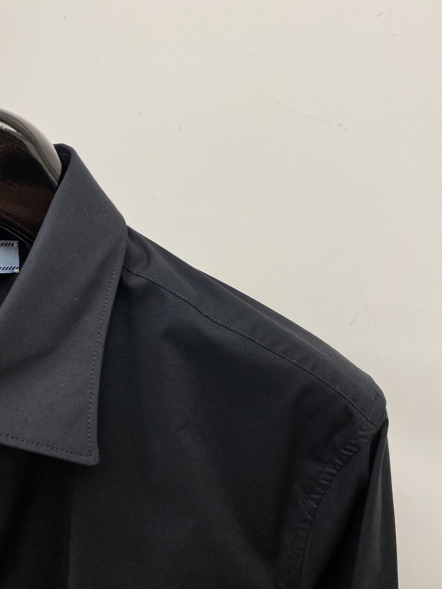 普拉达、2025新品衬衫，时尚帅气，简约百搭款，定制原版面料，不仅挺括，保持潮流的廓形，又穿着舒适，纱织