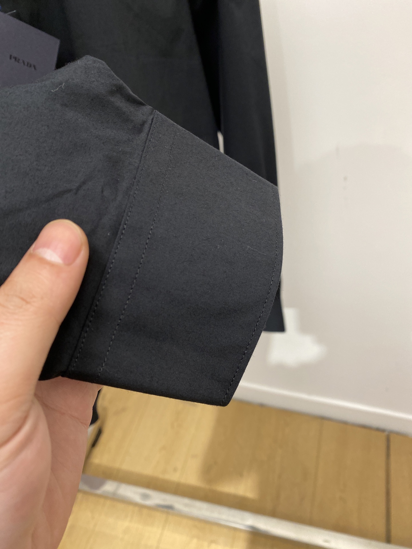 普拉达、2025新品衬衫，时尚帅气，简约百搭款，定制原版面料，不仅挺括，保持潮流的廓形，又穿着舒适，纱织