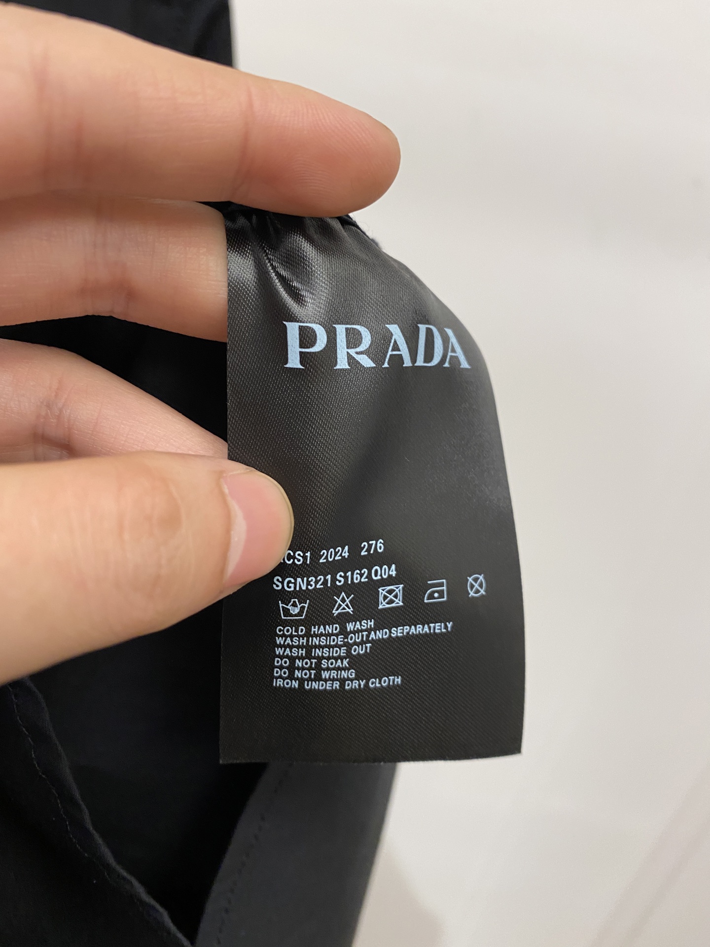 普拉达、2025新品衬衫，时尚帅气，简约百搭款，定制原版面料，不仅挺括，保持潮流的廓形，又穿着舒适，纱织