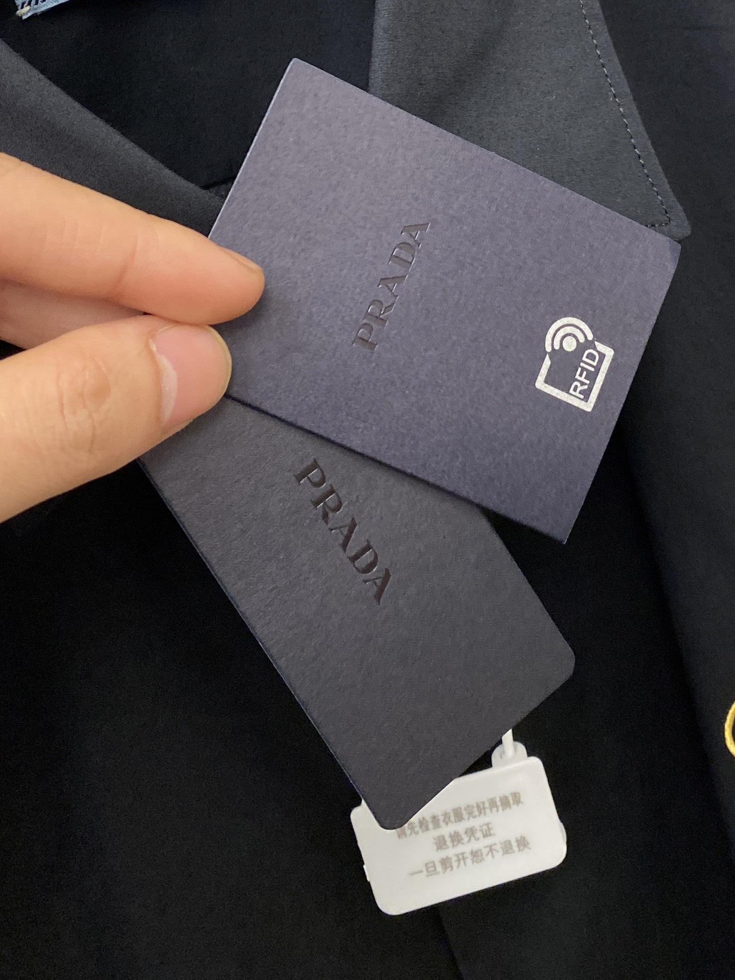 普拉达、2025新品衬衫，时尚帅气，简约百搭款，定制原版面料，不仅挺括，保持潮流的廓形，又穿着舒适，纱织