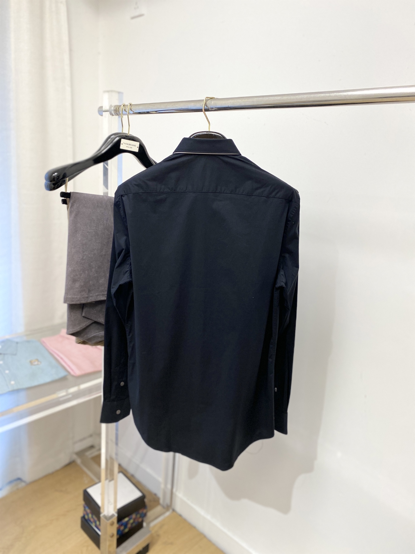 普拉达、2025新品衬衫，时尚帅气，简约百搭款，定制原版面料，不仅挺括，保持潮流的廓形，又穿着舒适，纱织