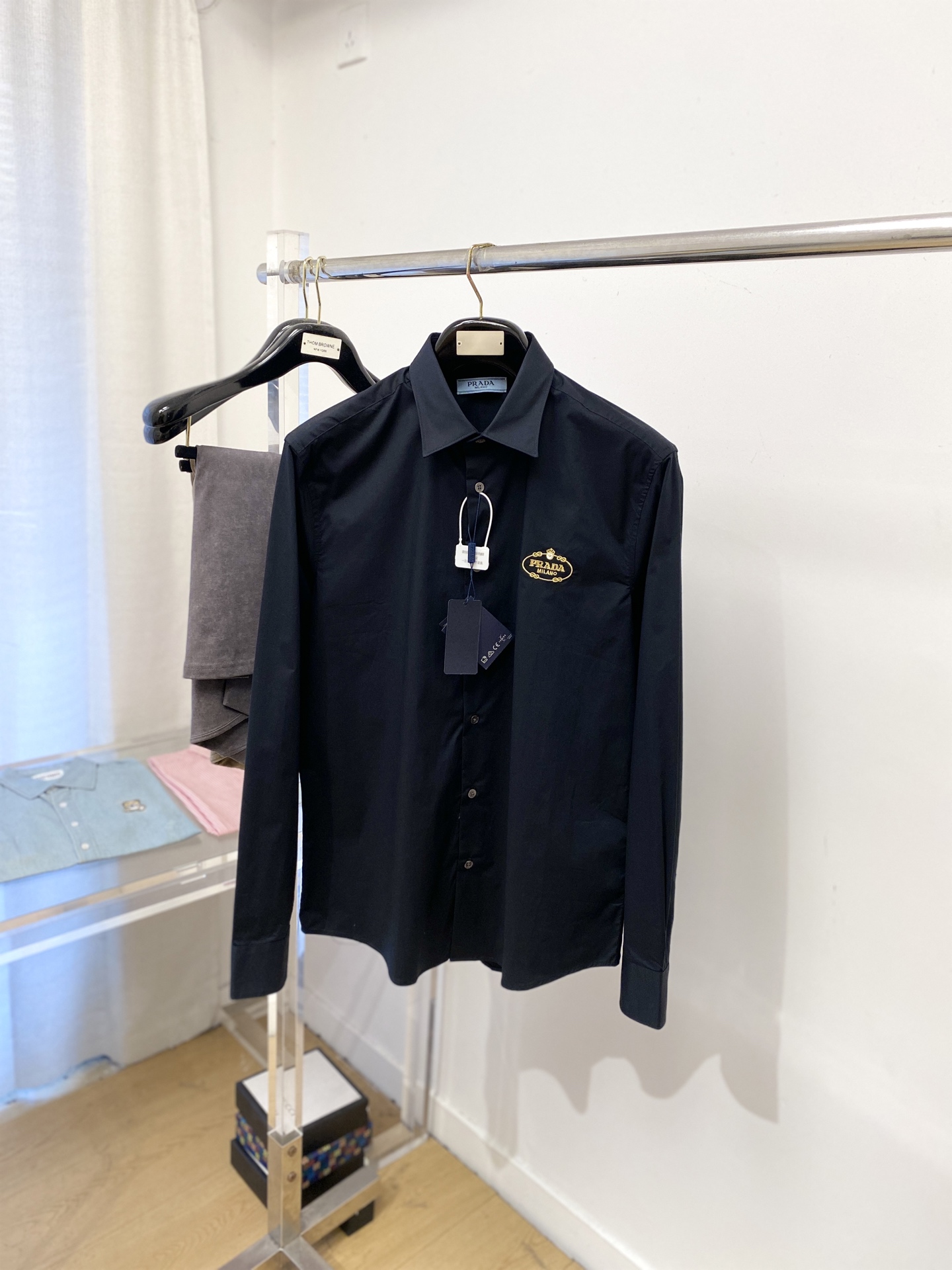 普拉达、2025新品衬衫，时尚帅气，简约百搭款，定制原版面料，不仅挺括，保持潮流的廓形，又穿着舒适，纱织