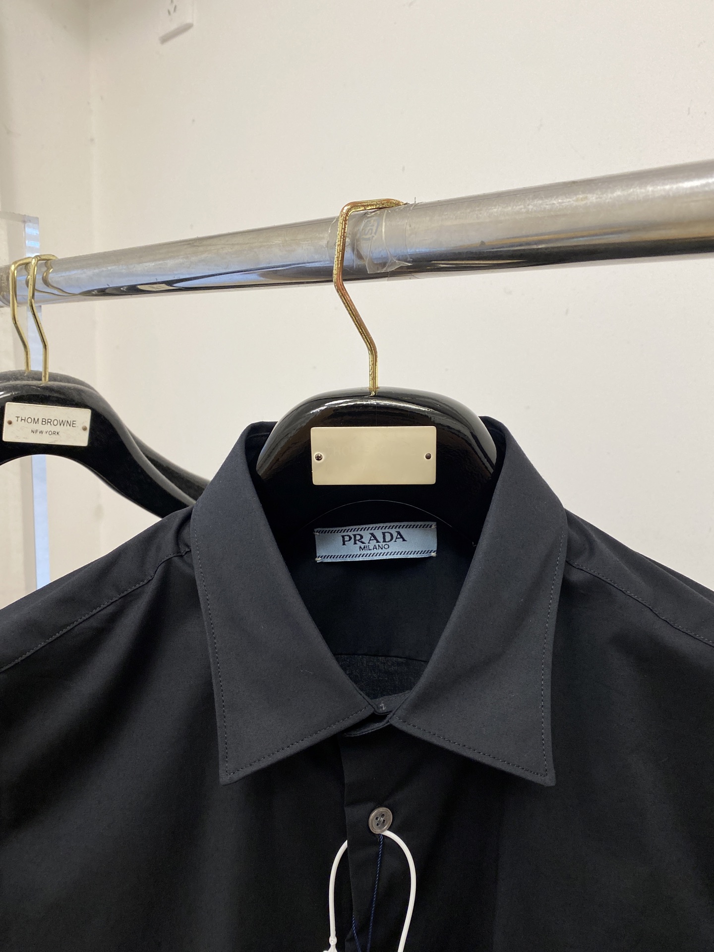 普拉达、2025新品衬衫，时尚帅气，简约百搭款，定制原版面料，不仅挺括，保持潮流的廓形，又穿着舒适，纱织