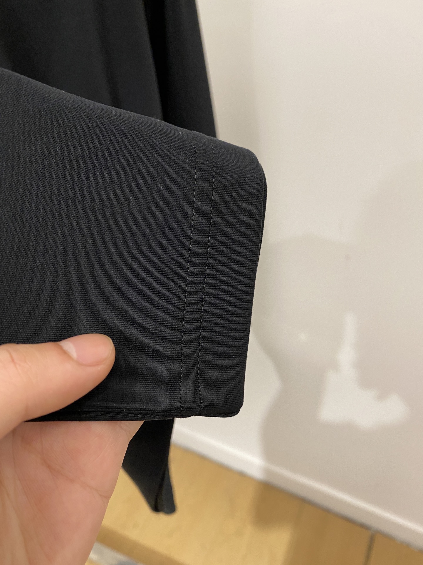 ￼ 巴宝莉、2025新品长袖，帅气时尚，胸前精致刺绣图案logo，简约百搭款。面料棉 不仅挺括，保持潮流