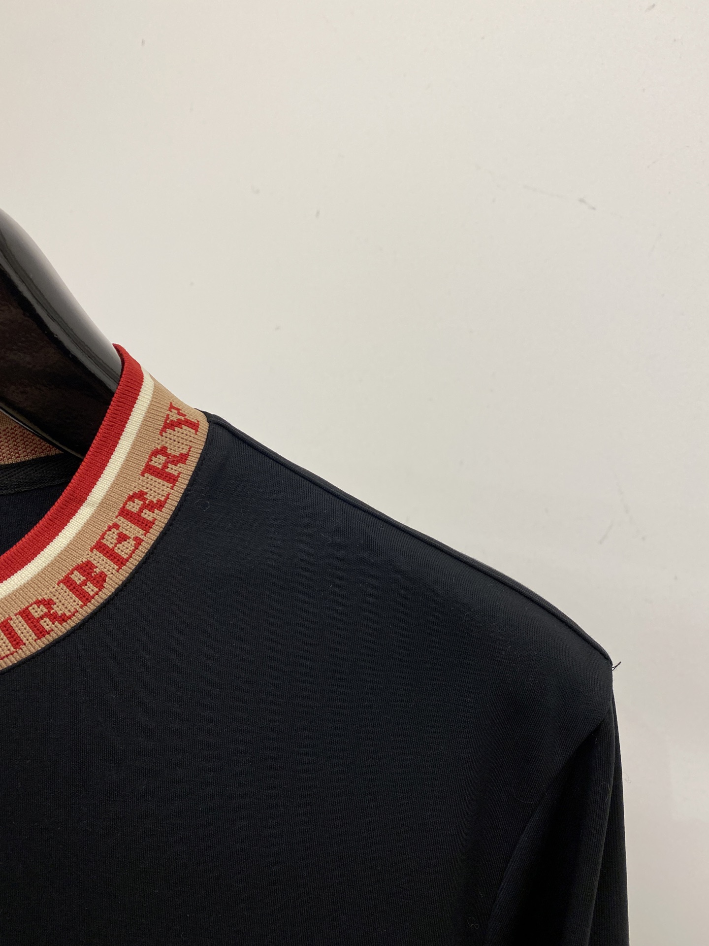 ￼ 巴宝莉、2025新品长袖，帅气时尚，胸前精致刺绣图案logo，简约百搭款。面料棉 不仅挺括，保持潮流