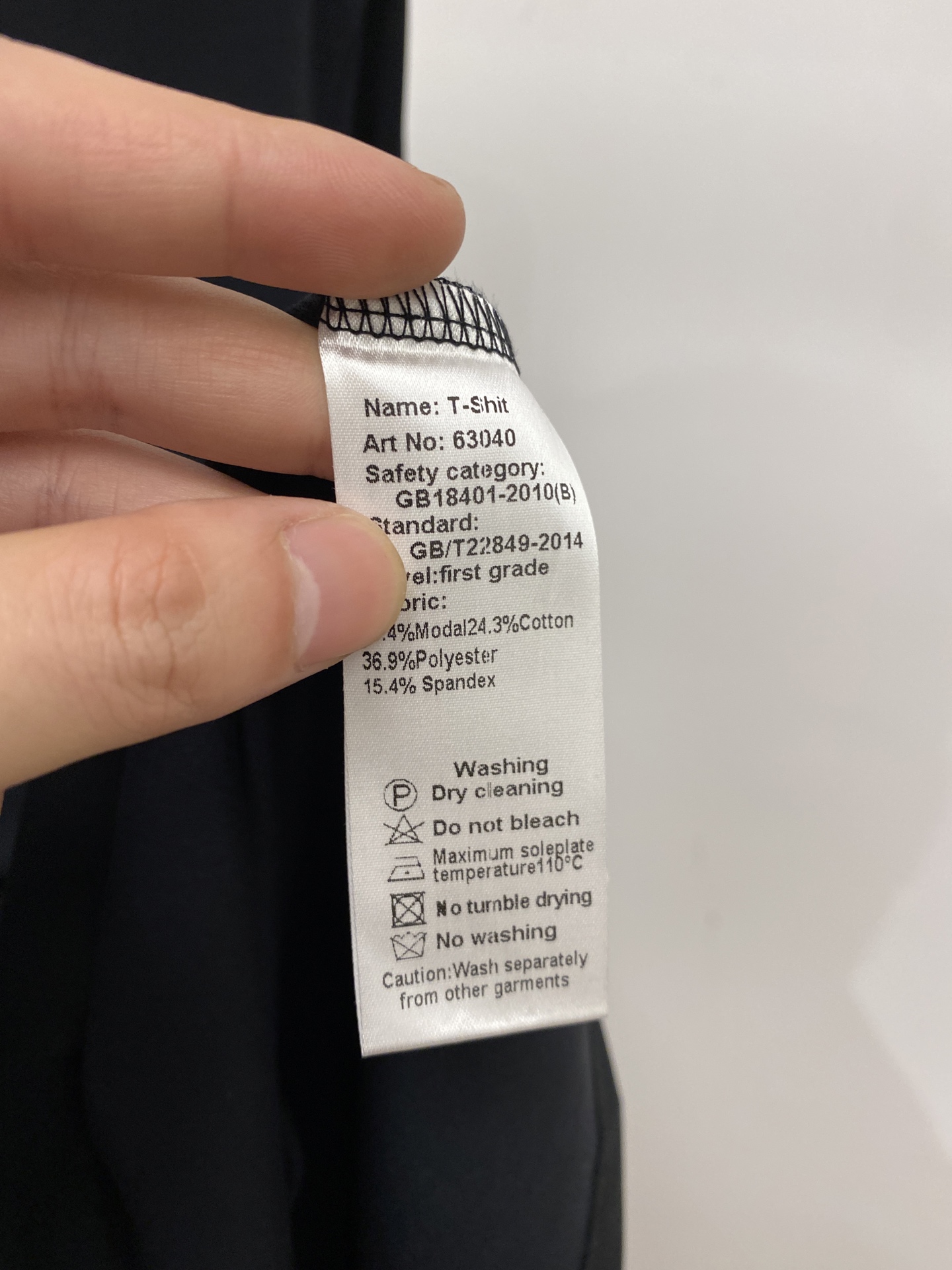 ￼ 巴宝莉、2025新品长袖，帅气时尚，胸前精致刺绣图案logo，简约百搭款。面料棉 不仅挺括，保持潮流