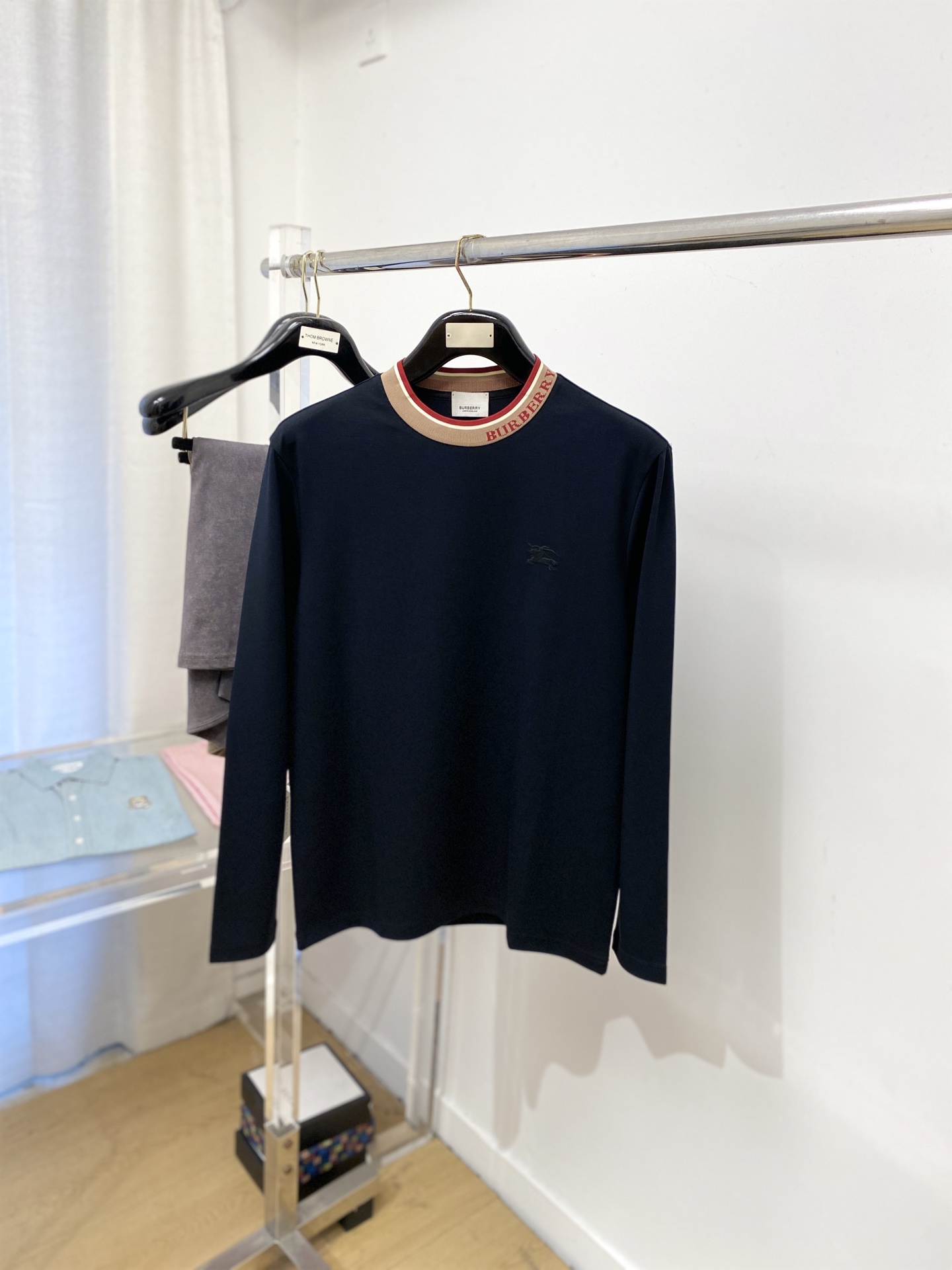 ￼ 巴宝莉、2025新品长袖，帅气时尚，胸前精致刺绣图案logo，简约百搭款。面料棉 不仅挺括，保持潮流