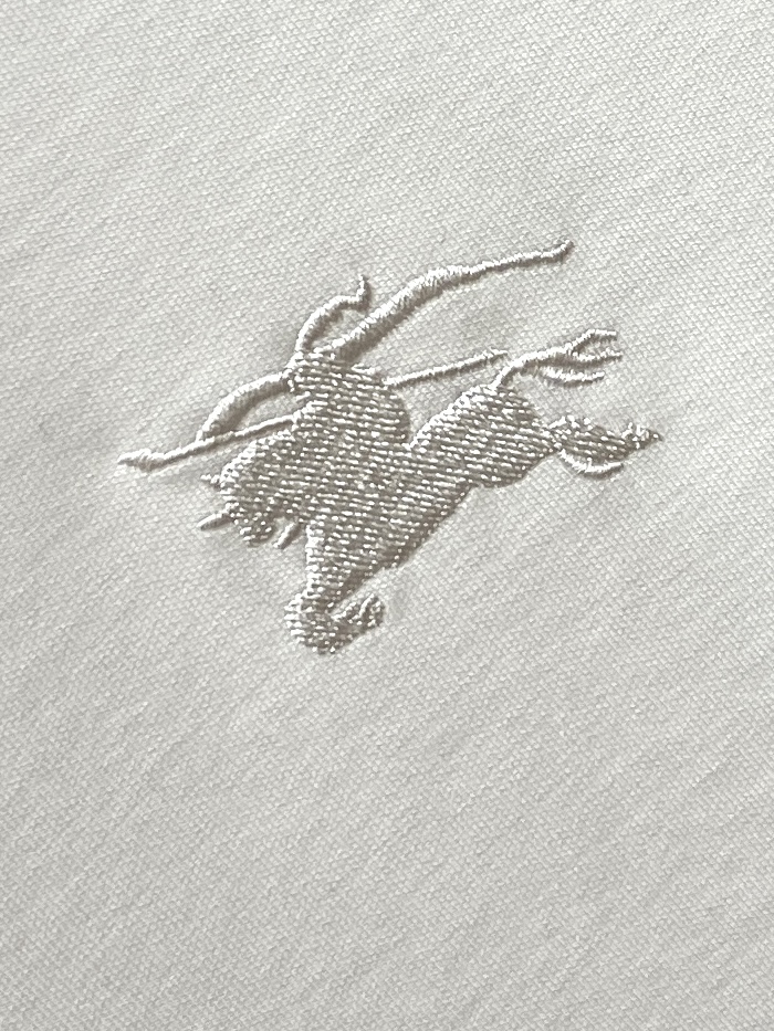 巴宝莉、2025新品长袖，帅气时尚，胸前精致刺绣图案logo，简约百搭款。面料棉 不仅挺括，保持潮流的廓