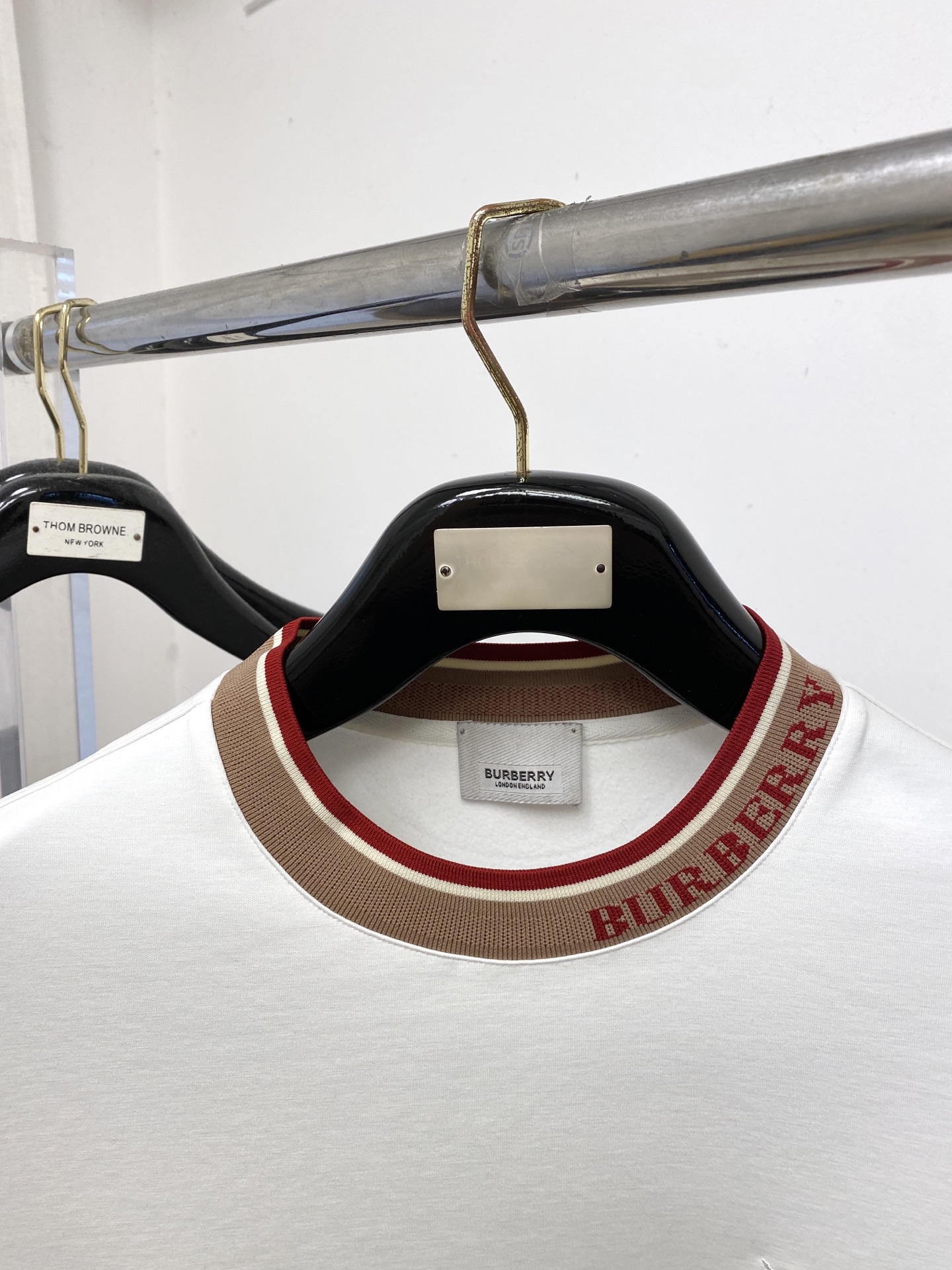 巴宝莉、2025新品长袖，帅气时尚，胸前精致刺绣图案logo，简约百搭款。面料棉 不仅挺括，保持潮流的廓