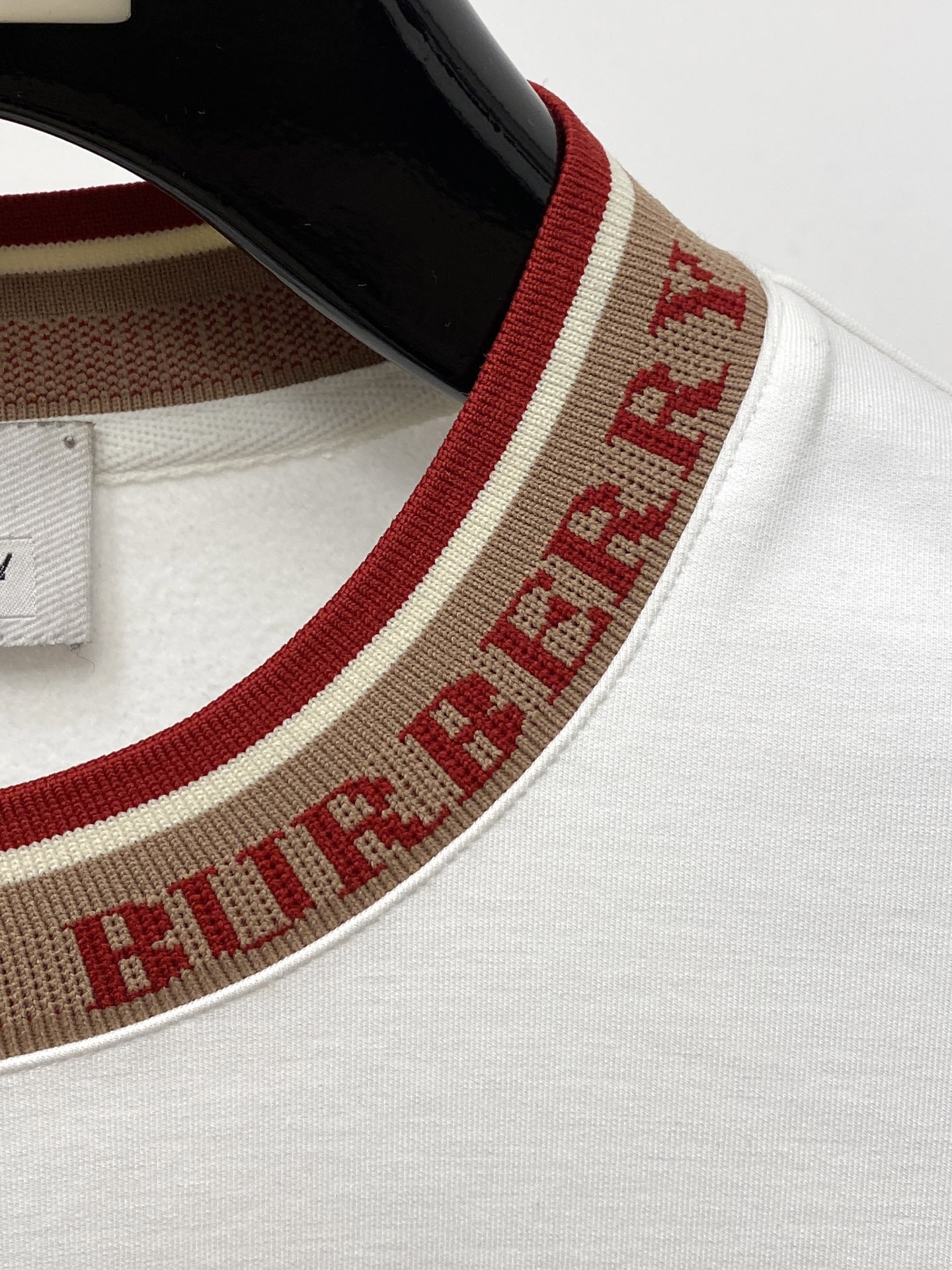 巴宝莉、2025新品长袖，帅气时尚，胸前精致刺绣图案logo，简约百搭款。面料棉 不仅挺括，保持潮流的廓