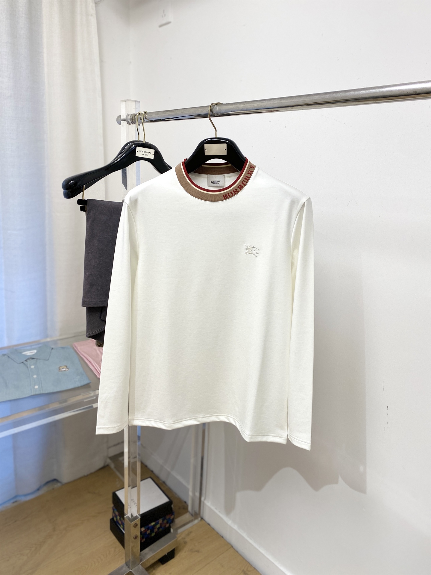 巴宝莉、2025新品长袖，帅气时尚，胸前精致刺绣图案logo，简约百搭款。面料棉 不仅挺括，保持潮流的廓