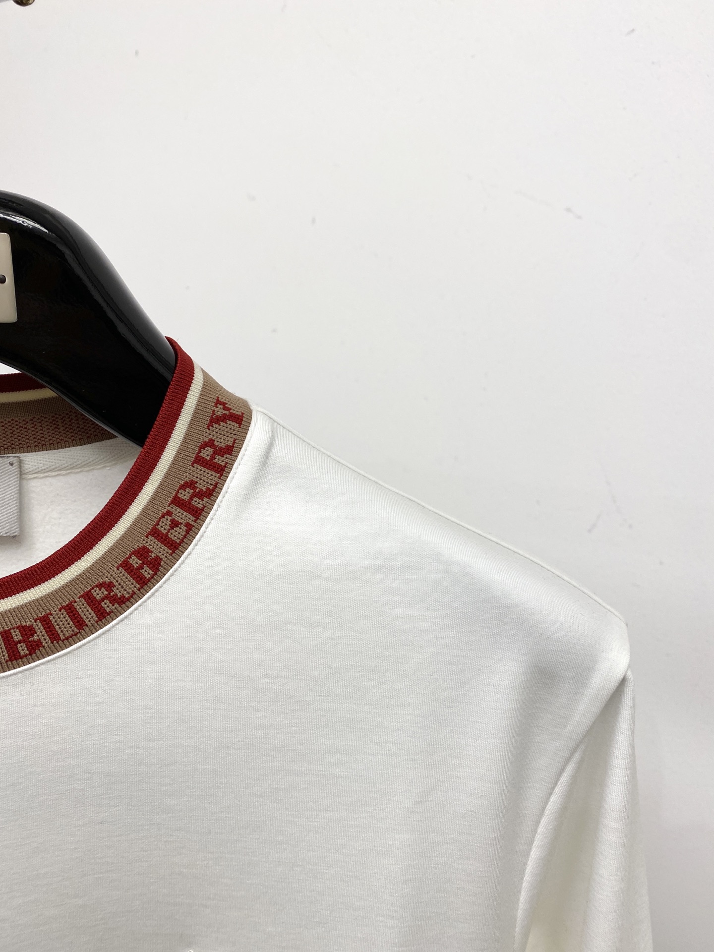 巴宝莉、2025新品长袖，帅气时尚，胸前精致刺绣图案logo，简约百搭款。面料棉 不仅挺括，保持潮流的廓