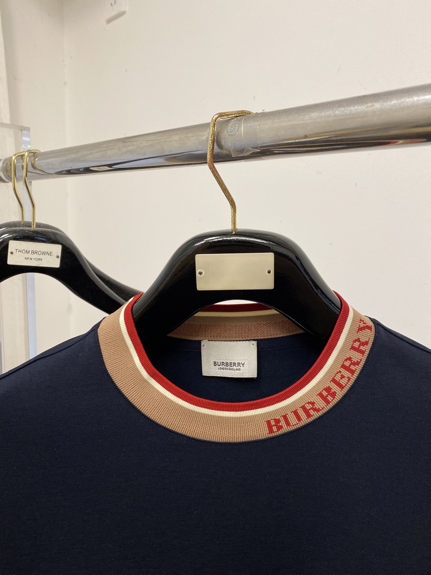 巴宝莉、2025新品长袖，帅气时尚，胸前精致刺绣图案logo，简约百搭款。面料棉 不仅挺括，保持潮流的廓