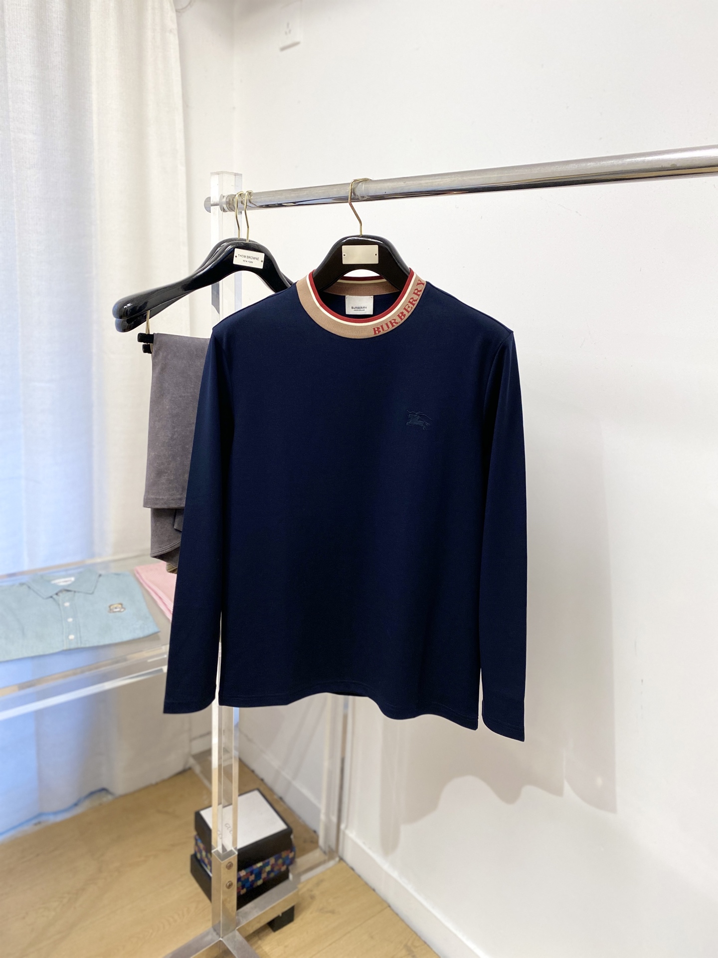 巴宝莉、2025新品长袖，帅气时尚，胸前精致刺绣图案logo，简约百搭款。面料棉 不仅挺括，保持潮流的廓