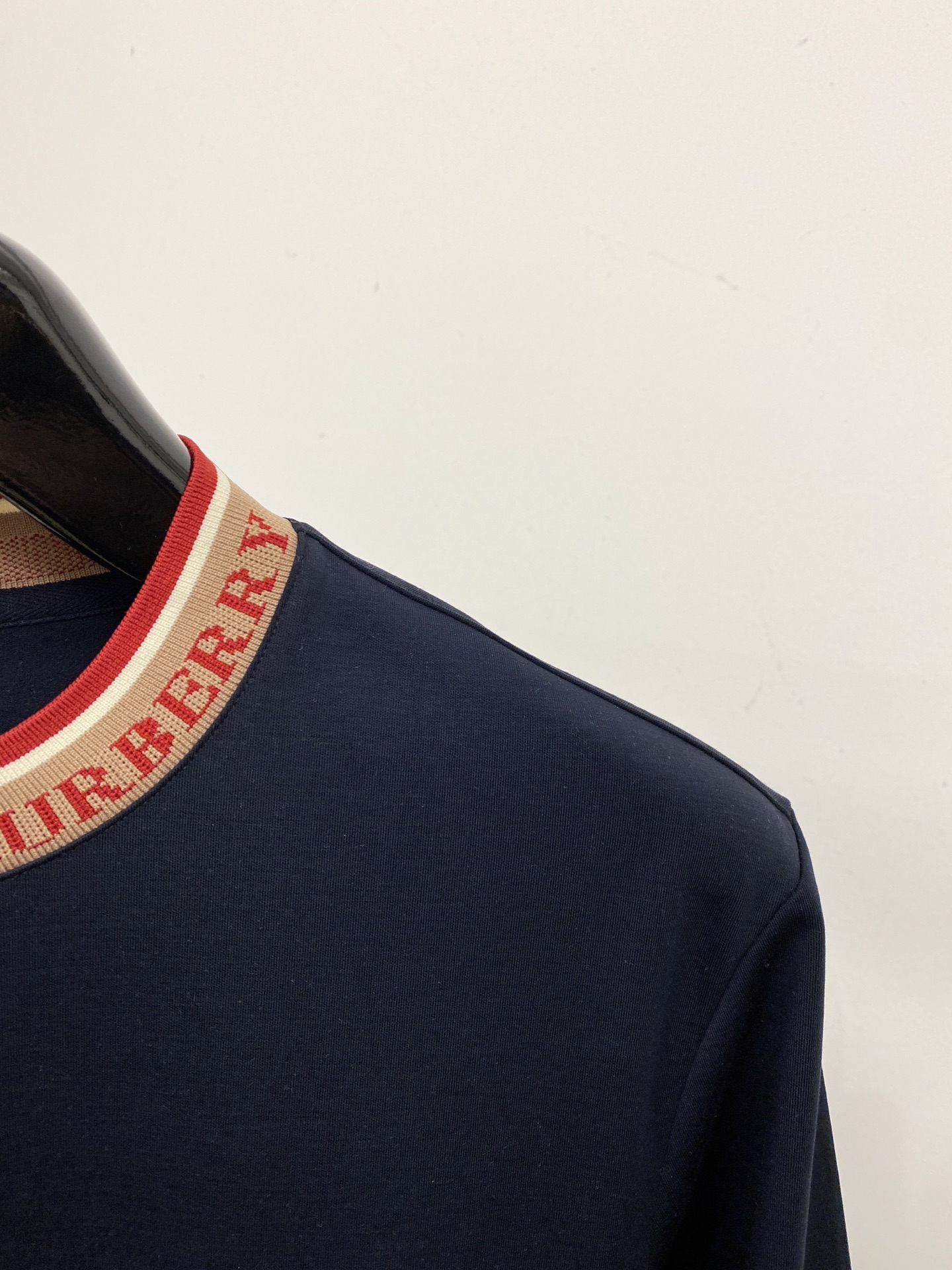 巴宝莉、2025新品长袖，帅气时尚，胸前精致刺绣图案logo，简约百搭款。面料棉 不仅挺括，保持潮流的廓