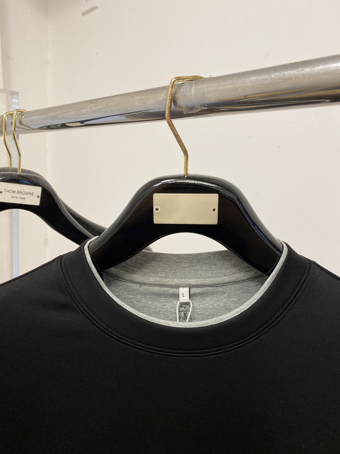 Brunello Cucinelli、2025新品长袖，帅气时尚，胸前精致刺绣图案logo，简约百搭款。