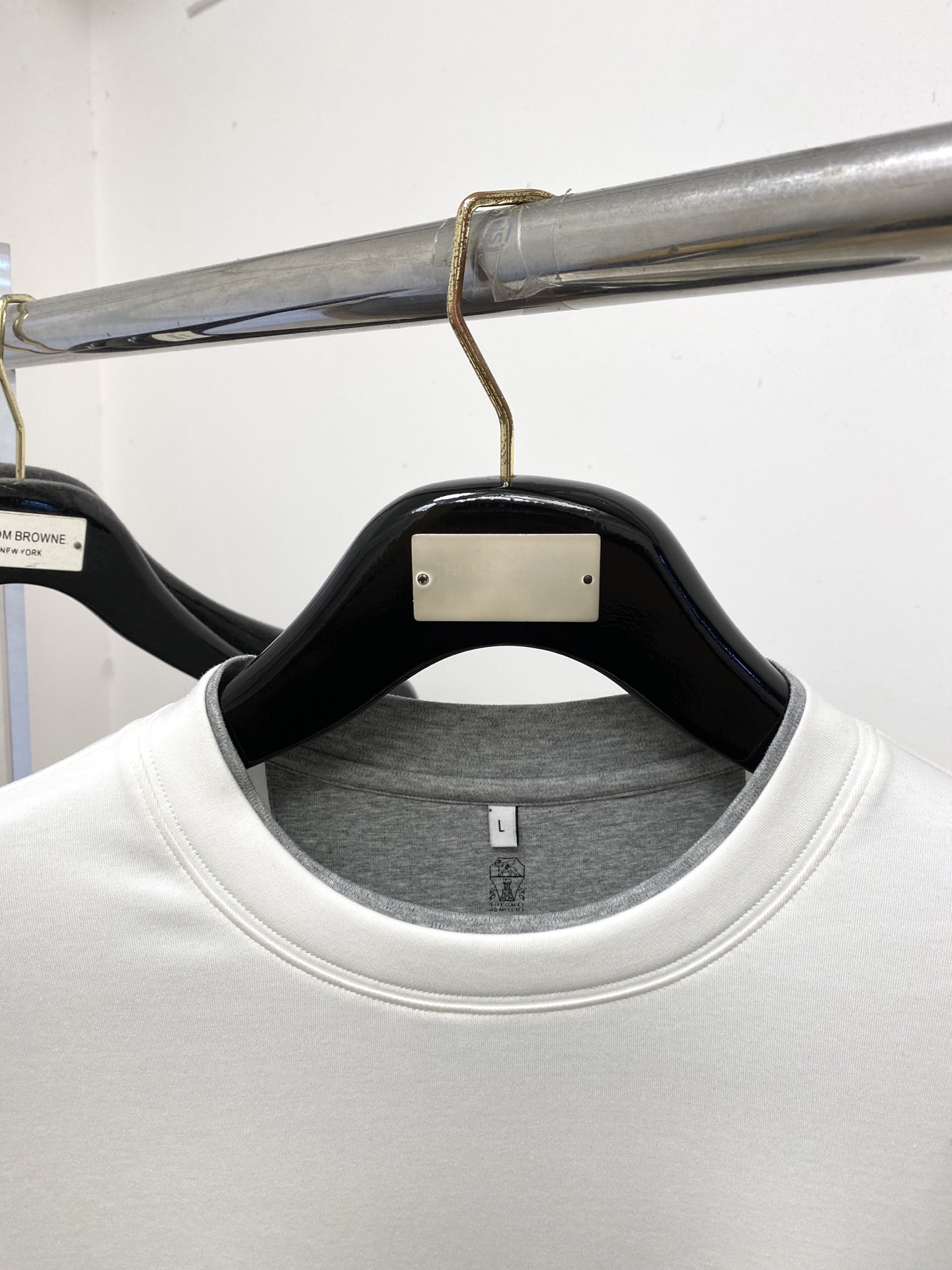 Brunello Cucinelli、2025新品长袖，帅气时尚，胸前精致刺绣图案logo，简约百搭款。