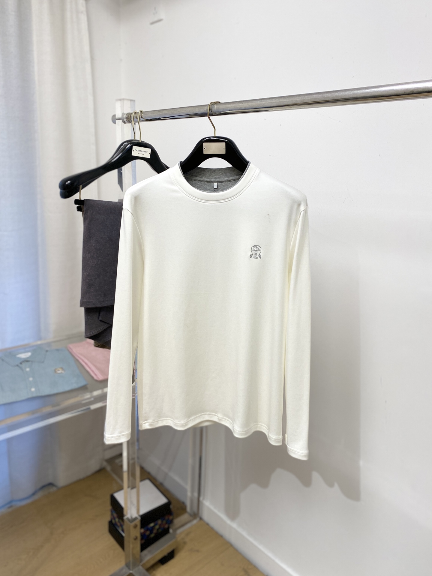 Brunello Cucinelli、2025新品长袖，帅气时尚，胸前精致刺绣图案logo，简约百搭款。