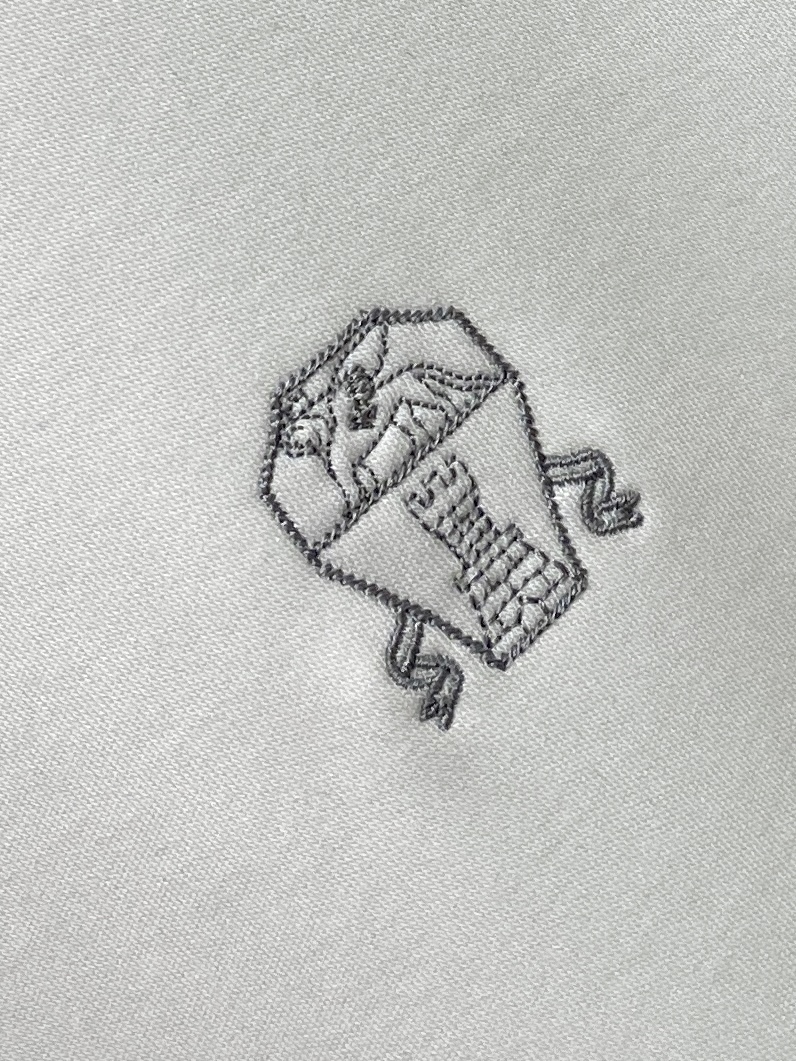 Brunello Cucinelli、2025新品长袖，帅气时尚，胸前精致刺绣图案logo，简约百搭款。