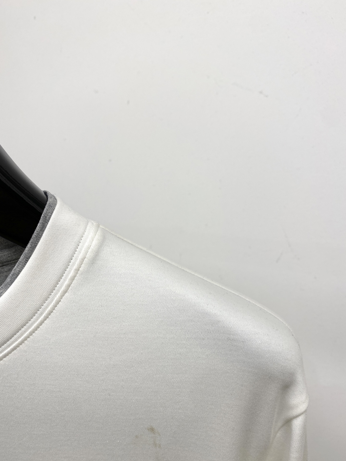 Brunello Cucinelli、2025新品长袖，帅气时尚，胸前精致刺绣图案logo，简约百搭款。