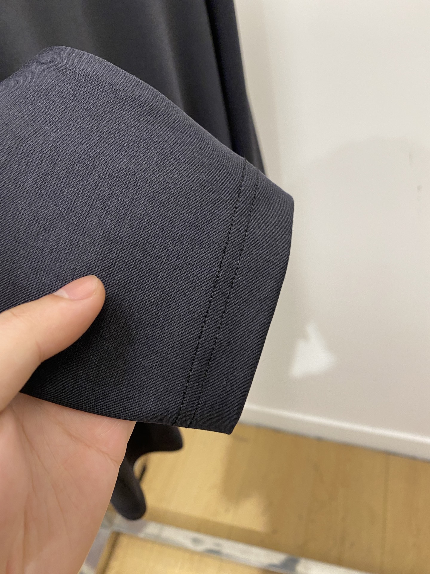 Brunello Cucinelli、2025新品长袖，帅气时尚，胸前精致刺绣图案logo，简约百搭款。