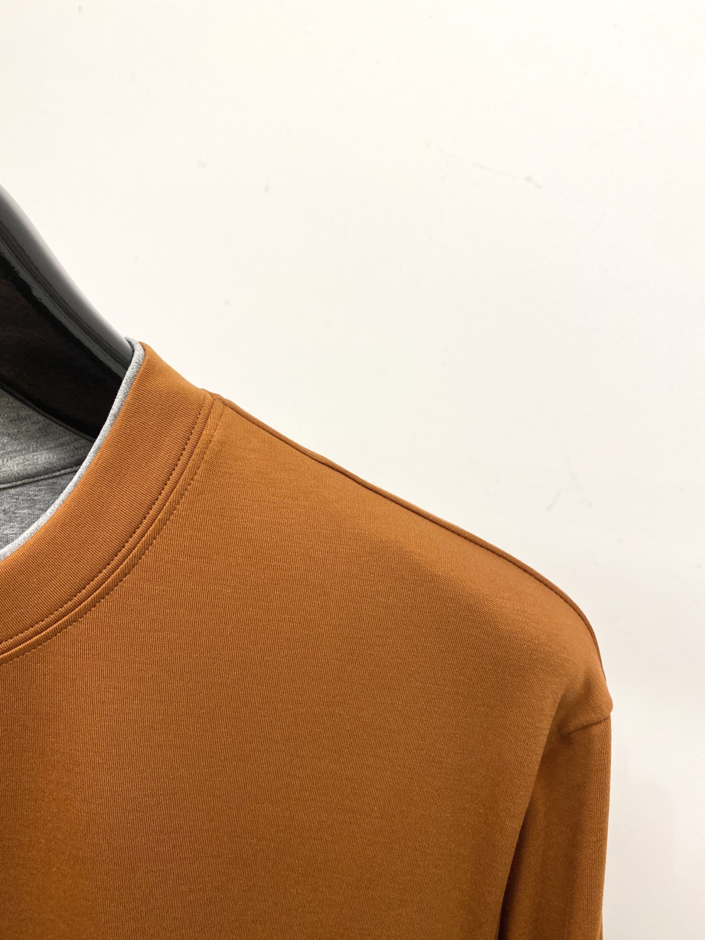 Brunello Cucinelli、2025新品长袖，帅气时尚，胸前精致刺绣图案logo，简约百搭款。