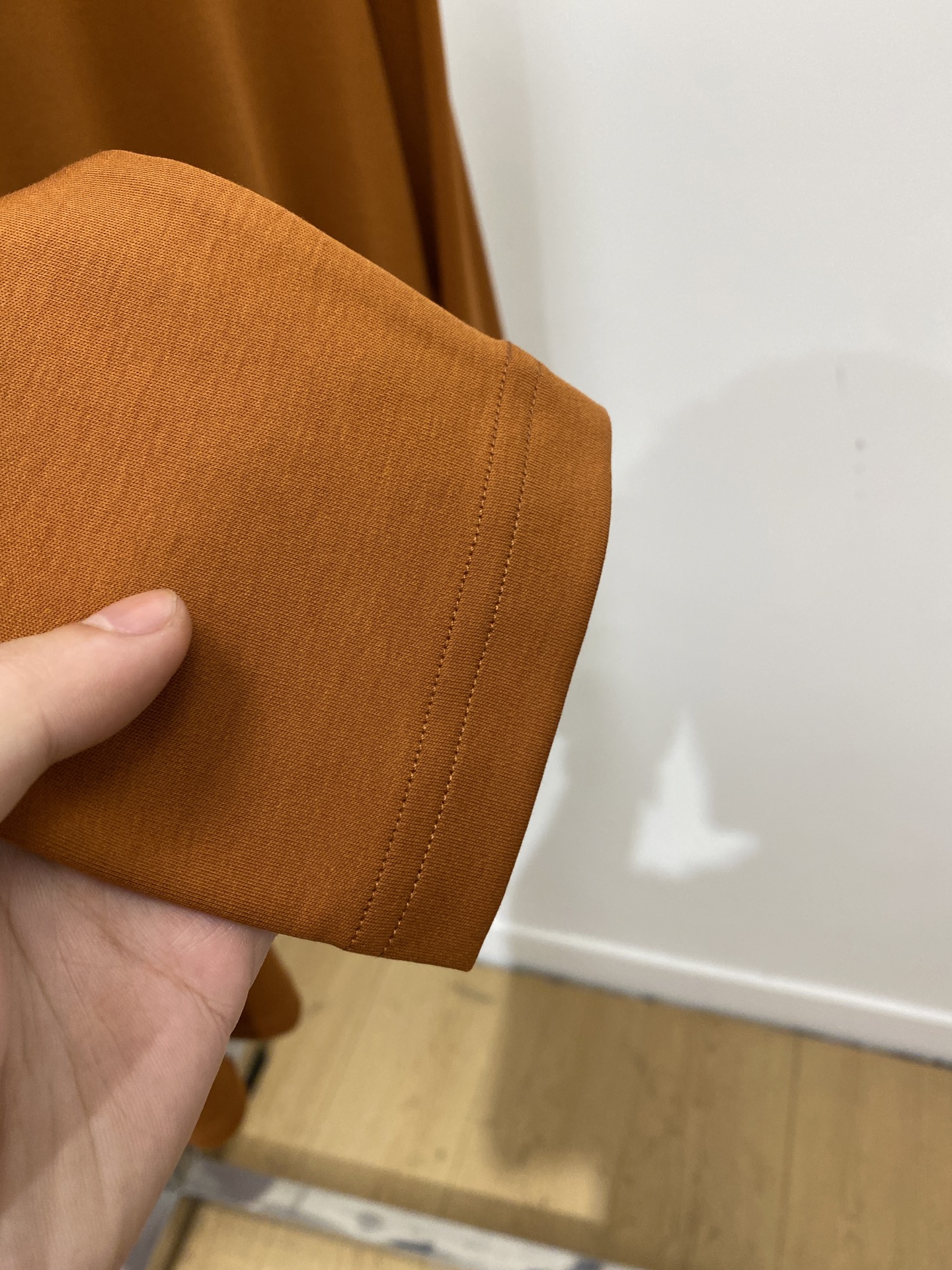 Brunello Cucinelli、2025新品长袖，帅气时尚，胸前精致刺绣图案logo，简约百搭款。