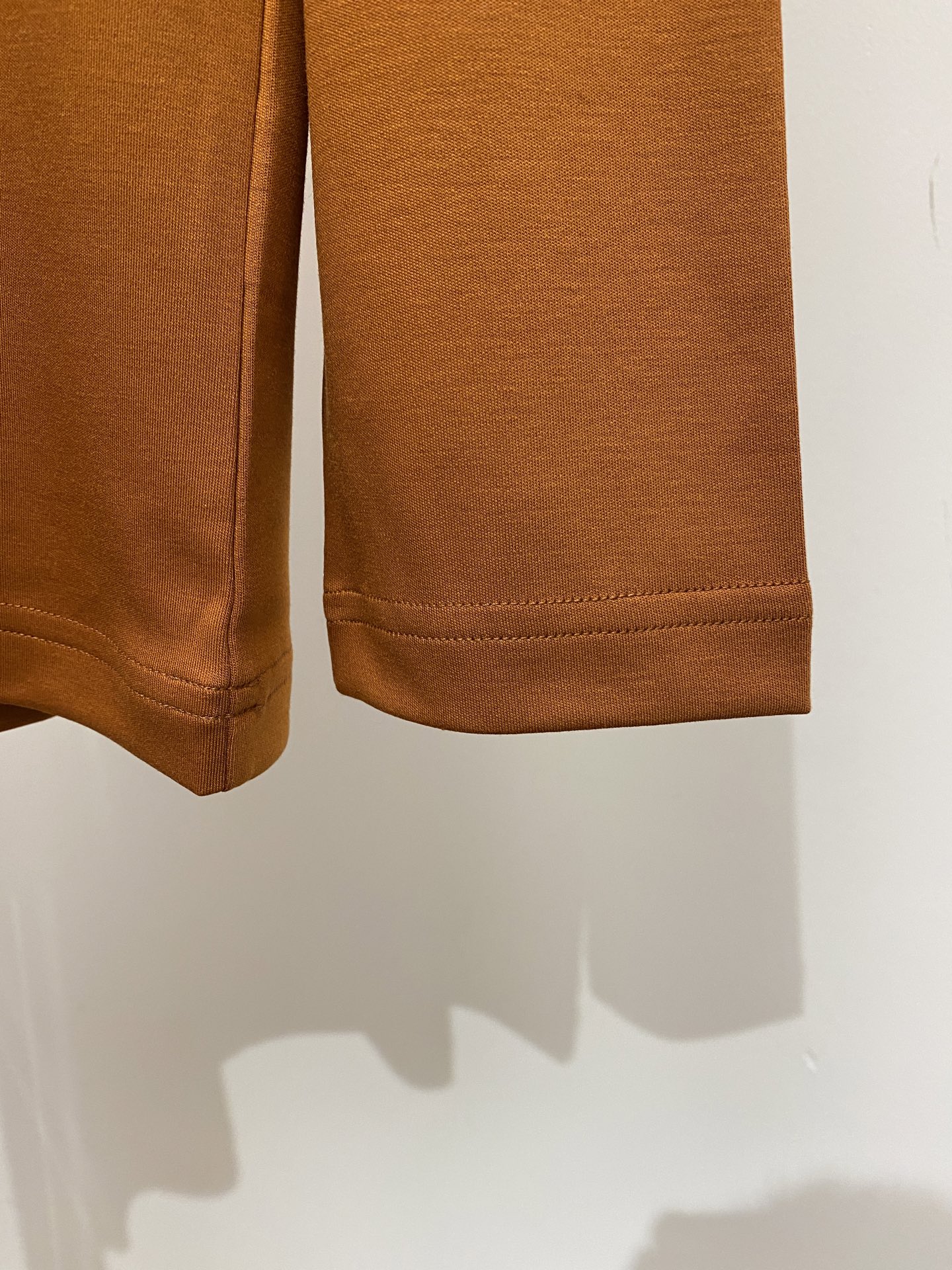 Brunello Cucinelli、2025新品长袖，帅气时尚，胸前精致刺绣图案logo，简约百搭款。