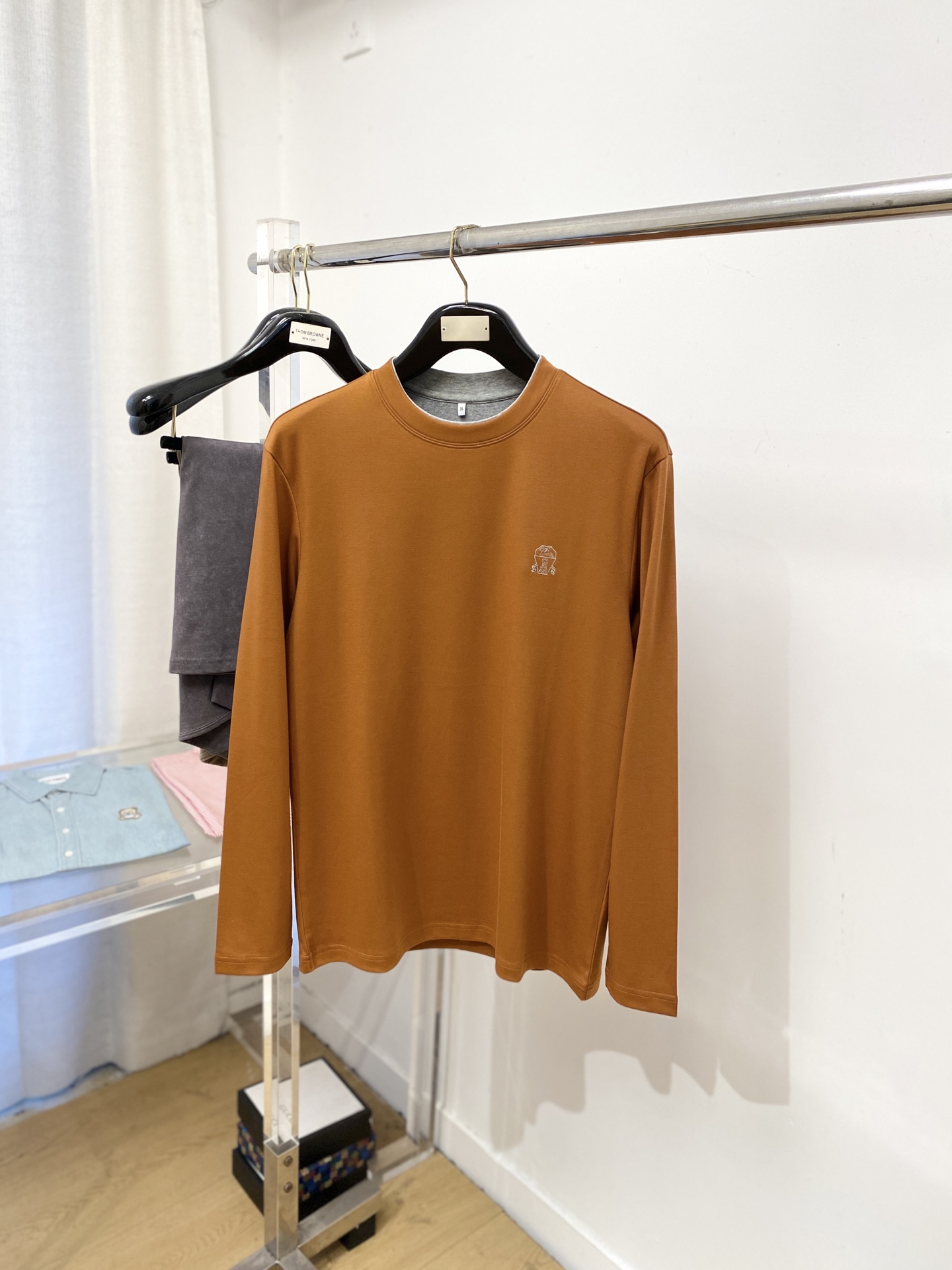 Brunello Cucinelli、2025新品长袖，帅气时尚，胸前精致刺绣图案logo，简约百搭款。