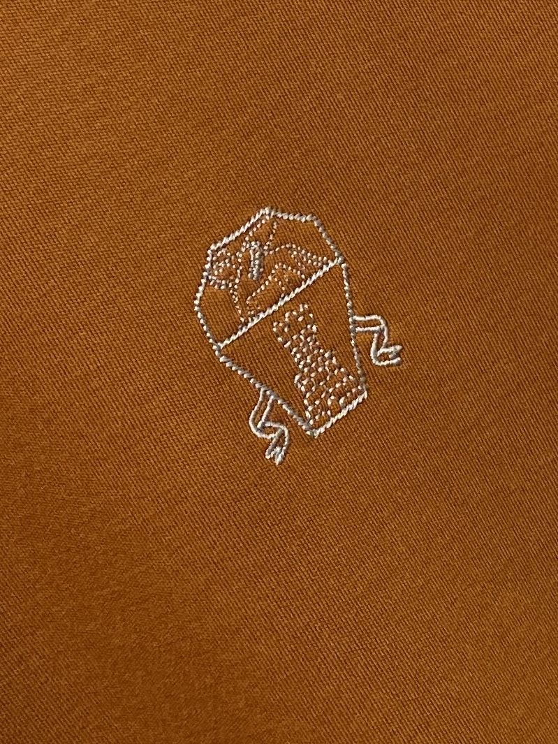 Brunello Cucinelli、2025新品长袖，帅气时尚，胸前精致刺绣图案logo，简约百搭款。