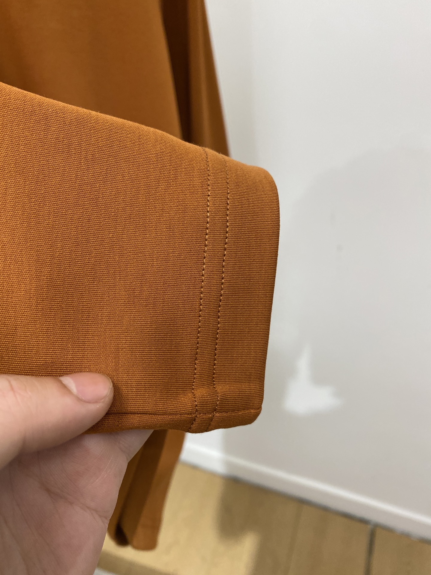 Brunello Cucinelli、2025新品长袖，帅气时尚，胸前精致刺绣图案logo，简约百搭款。