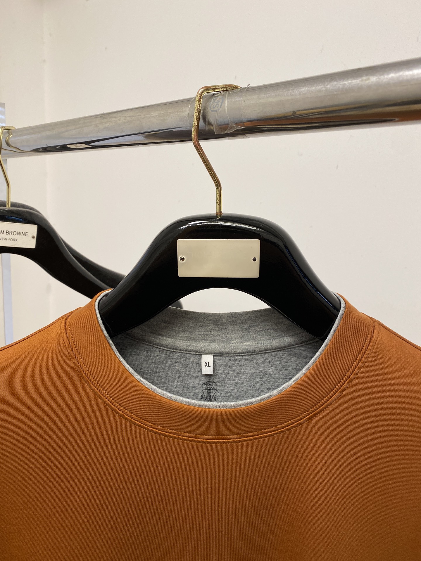 Brunello Cucinelli、2025新品长袖，帅气时尚，胸前精致刺绣图案logo，简约百搭款。