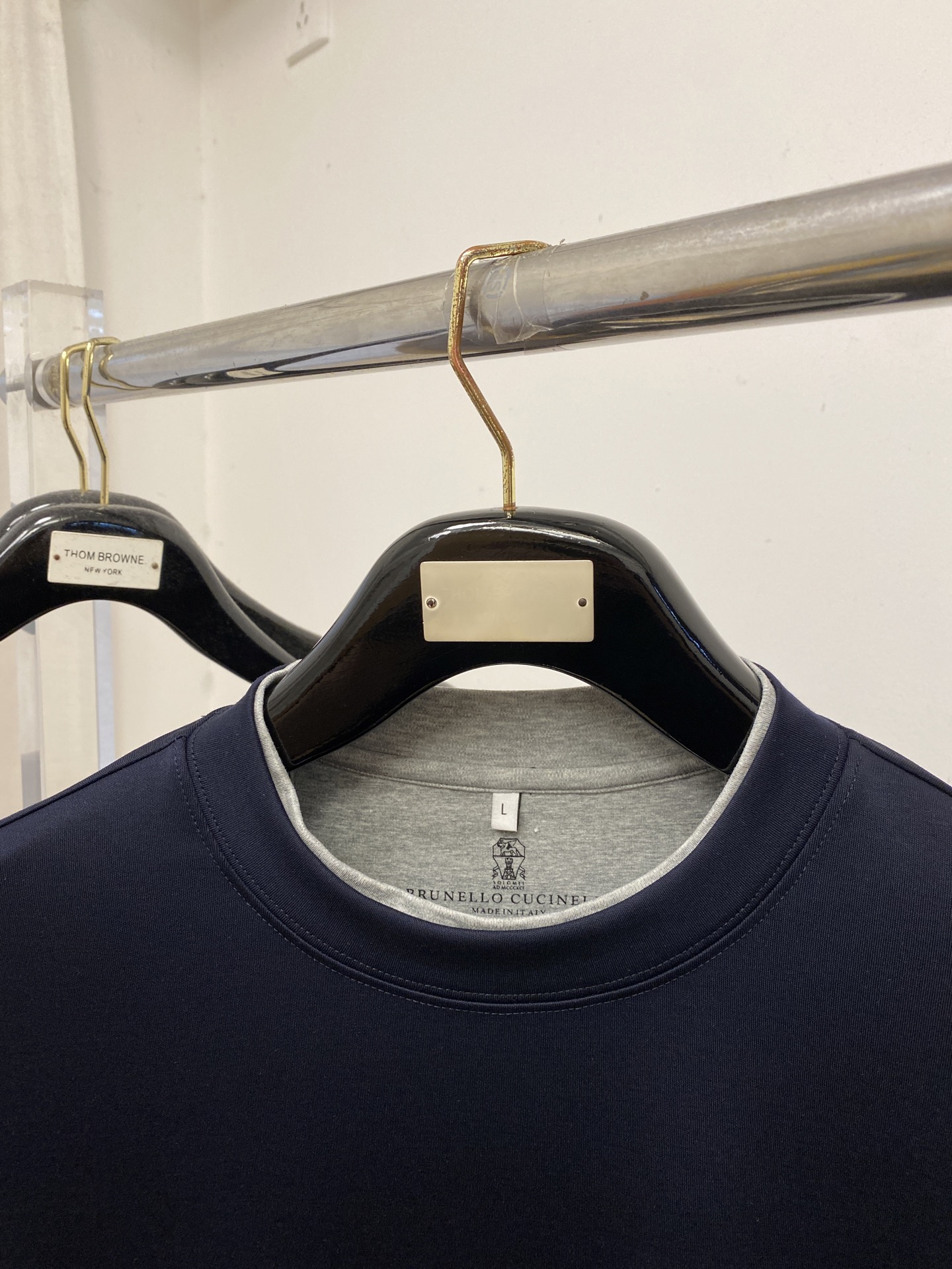 Brunello Cucinelli、2025新品长袖，帅气时尚，胸前精致刺绣图案logo，简约百搭款。