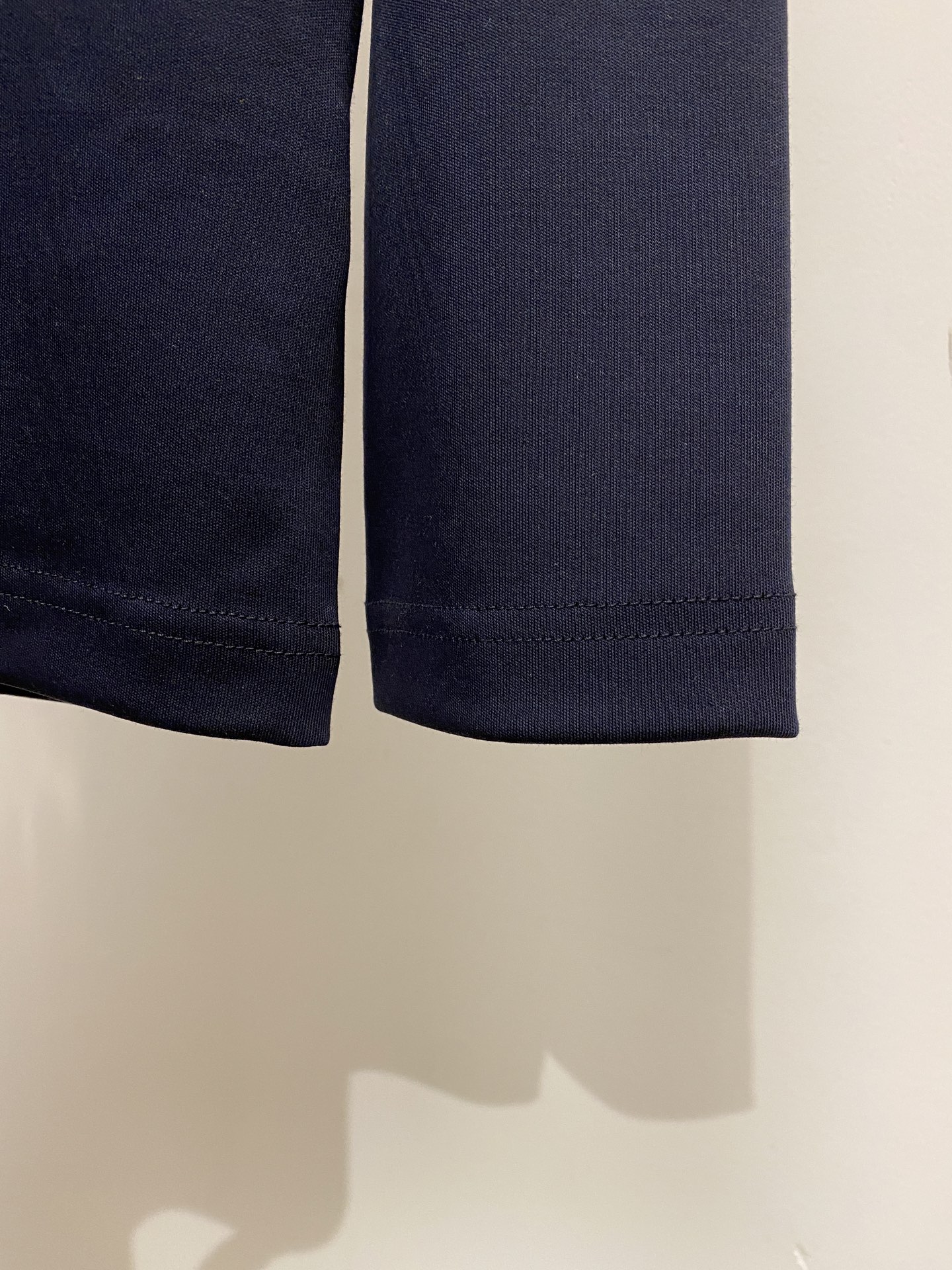 Brunello Cucinelli、2025新品长袖，帅气时尚，胸前精致刺绣图案logo，简约百搭款。